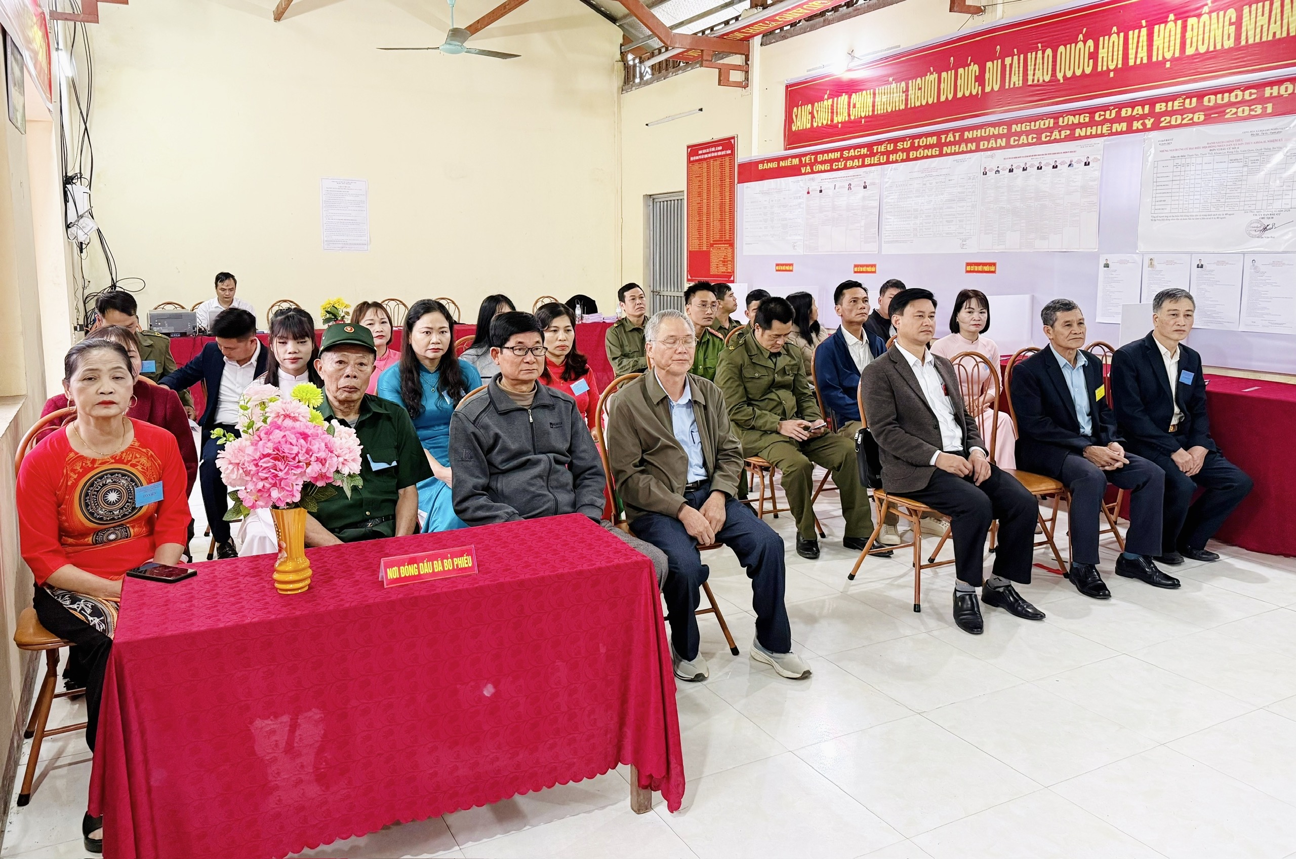 Sáng nay, ngày 15 tháng 03 năm 2026 tại khu vực bỏ phiếu 23 thôn Quyết Thắng, xã Sơn Thủy đã diễn ra lễ khai mạc bầu cử đại biểu Quốc hội khóa XVI và đại biểu Hội đồng nhân dân các cấp nhiệm kỳ 2026–2031. Dự và chỉ đạo buổi lễ có đồng chí đồng chí Trần Văn Bút, Phó Bí thư Đảng uỷ, Chủ tịch UBND xã.