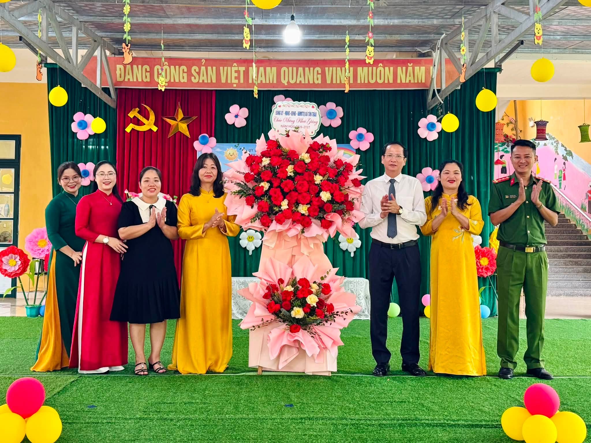 Đồng chí Bí thư Đảng ủy xã Giang Tuấn Anh dự khai giảng năm học mới tại Trường Mầm non Kim Quan