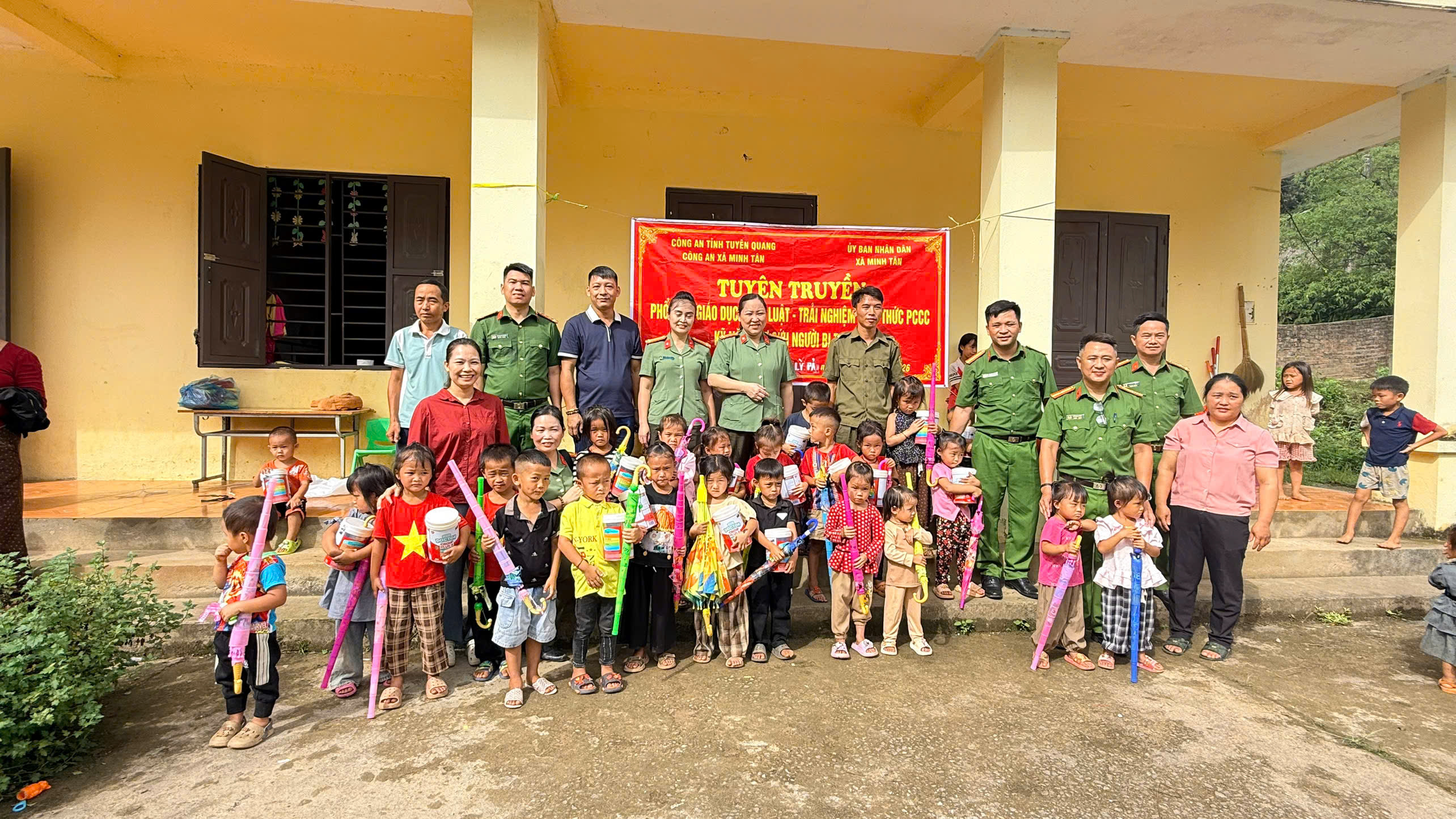 CÔNG AN XÃ MINH TÂN TRAO TẶNG QUÀ CHO HỌC SINH MẦM NON THÔN BIÊN GIỚI HOÀNG LỲ PẢ NHÂN DỊP NĂM HỌC MỚI
