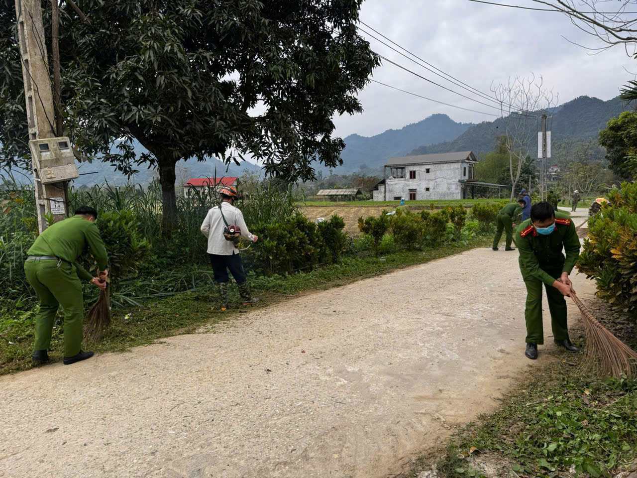 CÔNG AN XÃ THAM GIA DỌN DẸP VỆ SINH MÔI TRƯỜNG CHÀO ĐÓN NGÀY HỘI BẦY CỬ