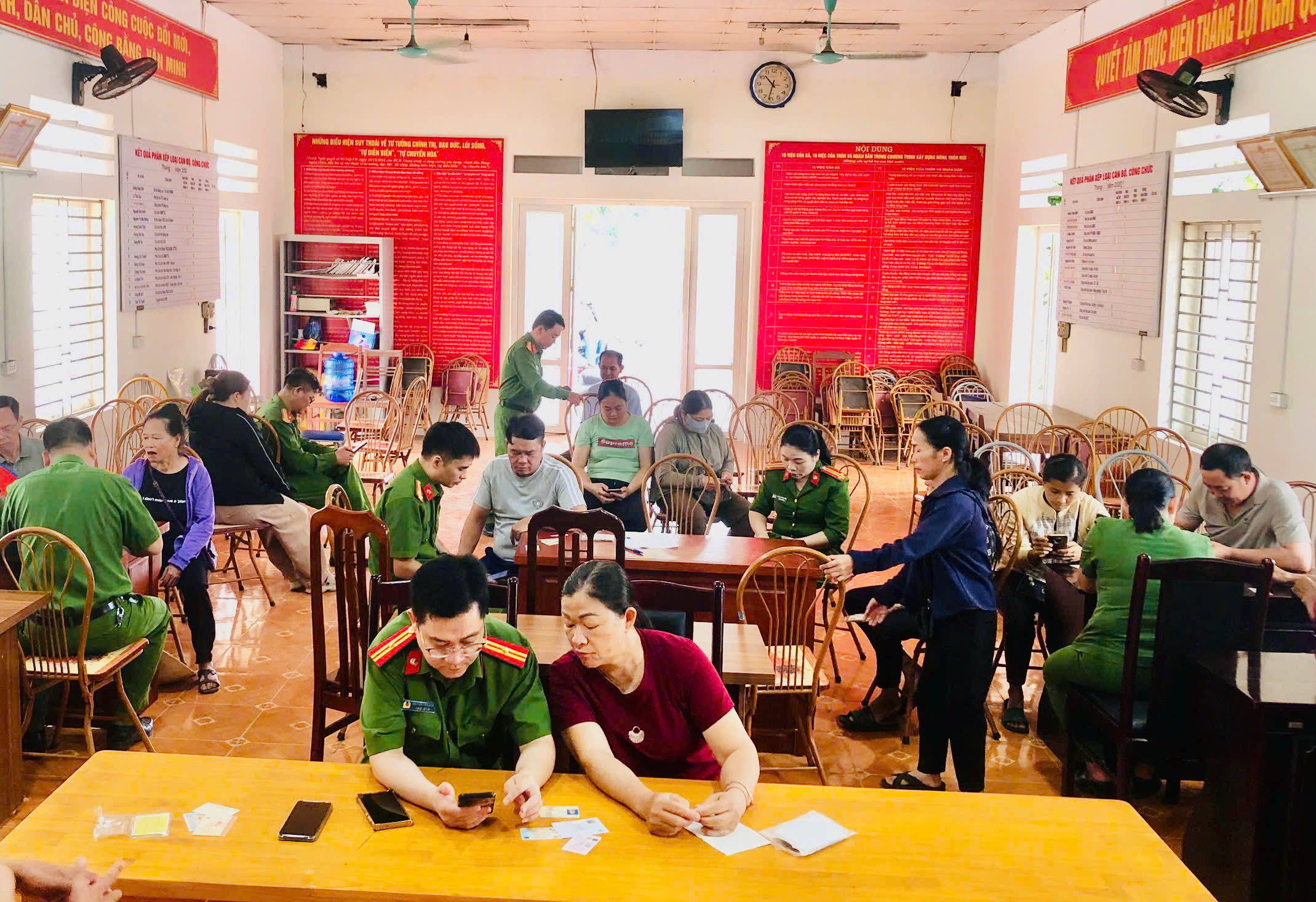 CÔNG AN PHƯỜNG HÀ GIANG 2 HƯỚNG DẪN NGƯỜI DÂN TÍCH HỢP GIẤY TỜ TRÊN VNeID