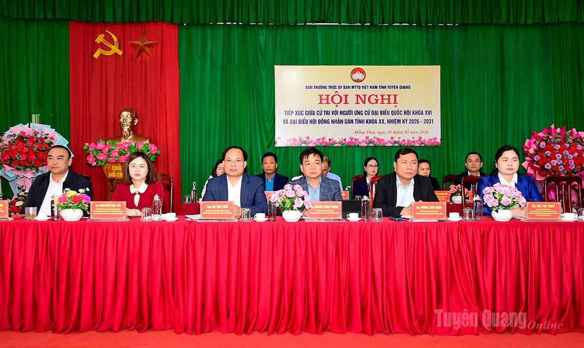 Ứng cử viên đại biểu Quốc hội và đại biểu HĐND tiếp xúc cử tri vận động bầu cử tại các địa phương