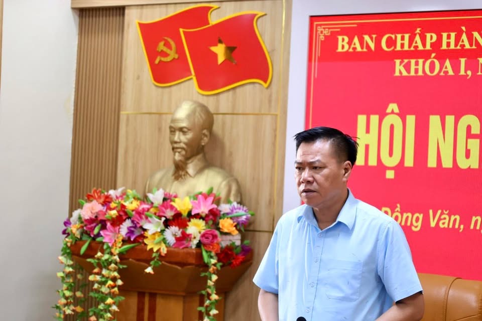 Đảng ủy xã Đồng Văn tổ chức Hội nghị Ban Thường vụ, Ban Chấp hành lần thứ XIV. Cho ý kiến Đề án sắp xếp, thành lập các chi bộ trực thuộc và trao Quyết định miễn nhiệm chức vụ Chính trị viên Ban CHQS xã