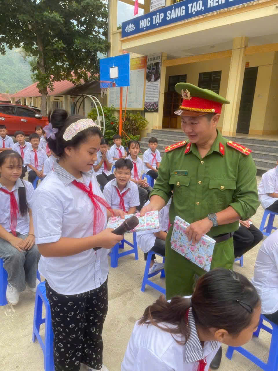 Công an xã Phú Linh tăng cường công tác tuyên truyền ATGT và Luật an ninh mạng