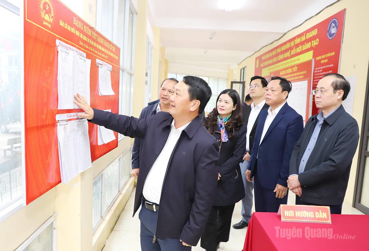 Bí thư Tỉnh ủy Hầu A Lềnh kiểm tra công tác chuẩn bị bầu cử tại phường Hà Giang 1