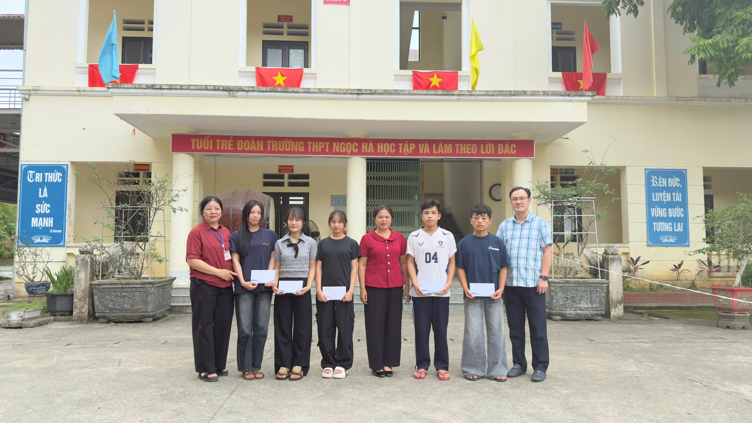 Lãnh đạo xã Ngọc Đường thăm, tặng quà học sinh có hoàn cảnh khó khăn tham gia kỳ thi tột nghiệp THPT quốc gia trên địa bàn xã