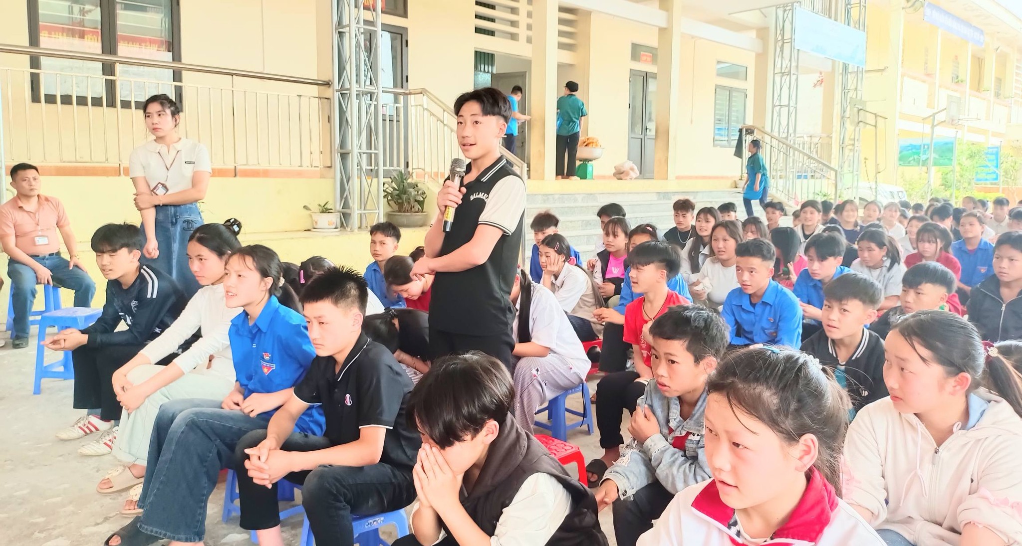 Hội nghị tiếp xúc, đối thoại trực tiếp giữa đồng chí Bí thư Đảng ủy với giáo viên, học sinh các Trường PTDTBT Tiểu học và THCS Lũng Pù