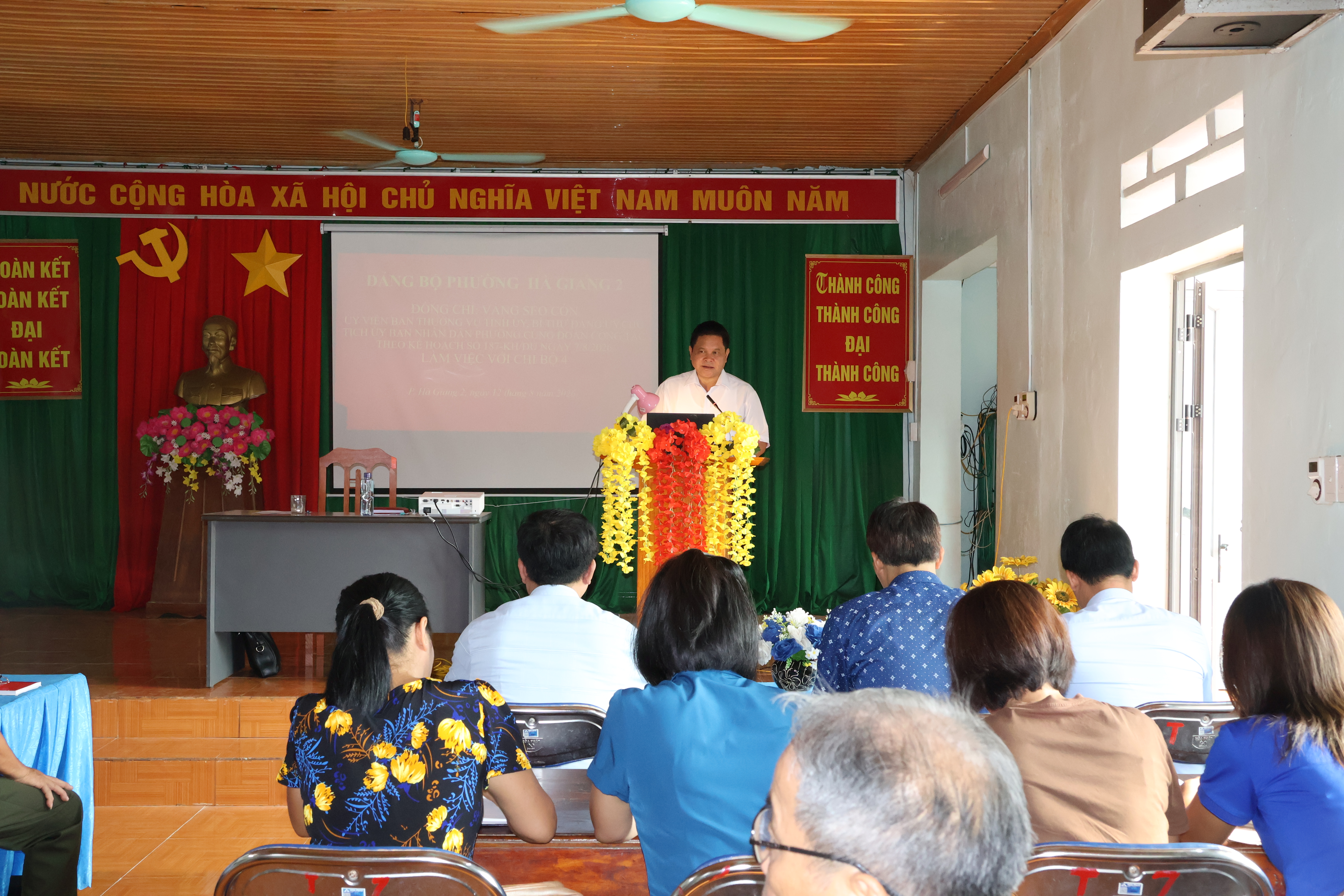 Bí thư Đảng ủy phường Hà Giang 2 làm việc với Chi bộ 4, Tổ dân phố 4