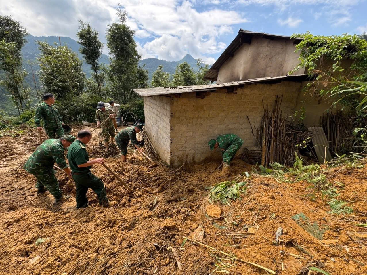Đồn Biên phòng Nghĩa Thuận: Huy động lực lượng hỗ trợ người dân khắc phục hậu quả sạt lở đất