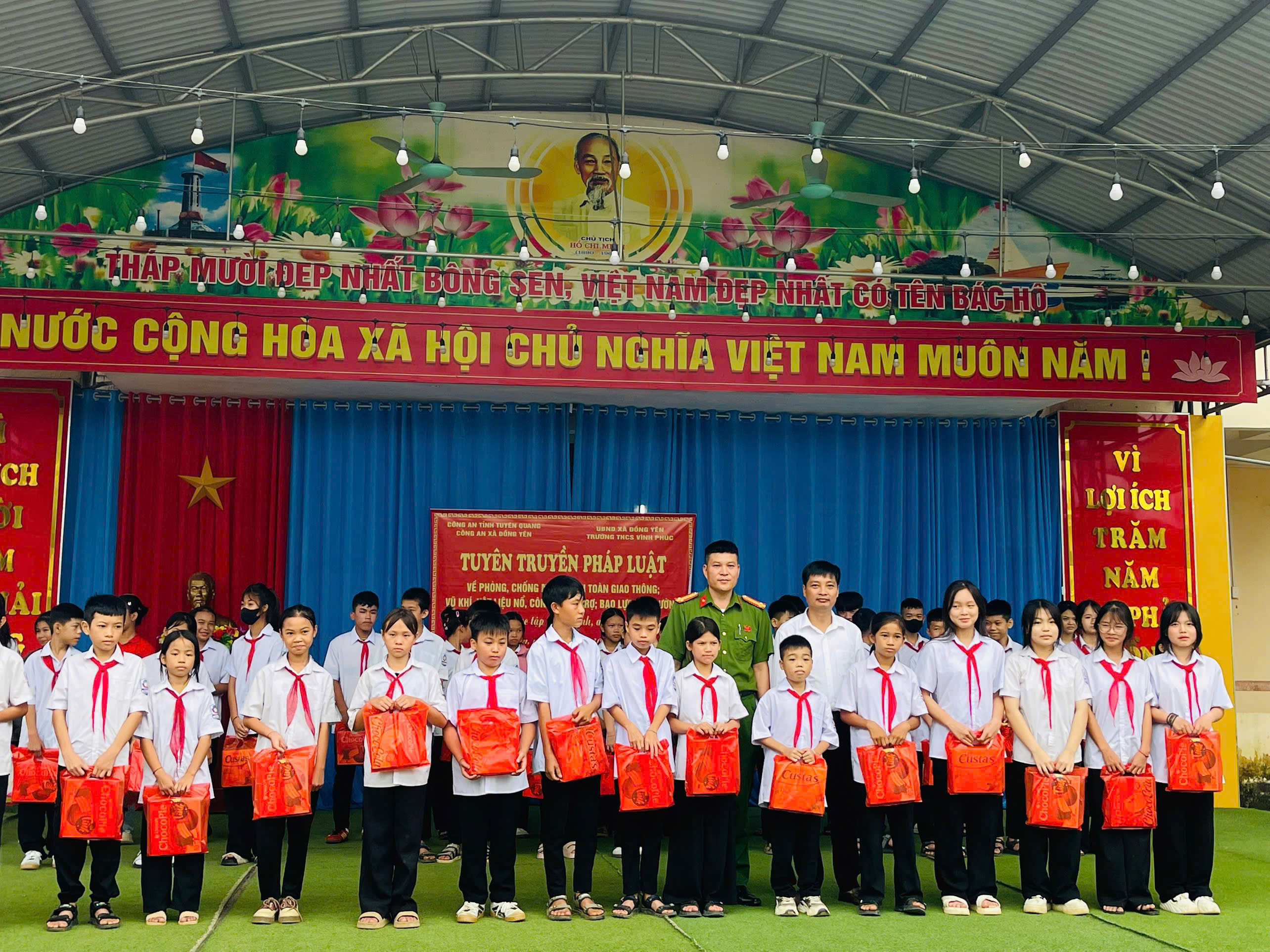 CÔNG AN XÃ ĐỒNG YÊN TỔ CHỨC TUYÊN TRUYỀN PHÁP LUẬT TẠI TRƯỜNG THCS VĨNH PHÚC