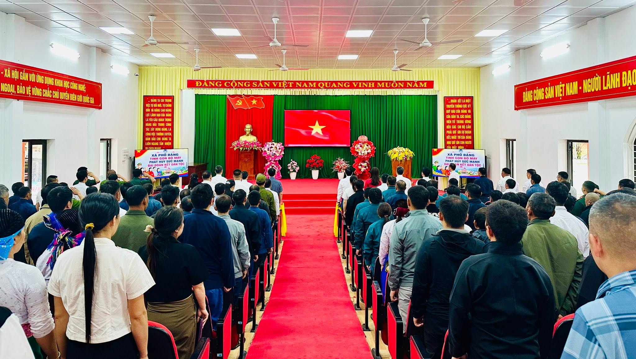 XÃ PHỐ BẢNG TỔ CHỨC HỘI NGHỊ CÔNG BỐ NGHỊ QUYẾT, QUYẾT ĐỊNH VỀ SẮP XẾP THÔN TRÊN ĐỊA BÀN