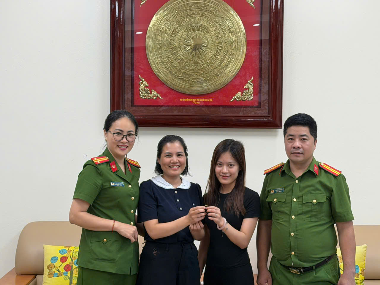 CÔNG AN XÃ SƠN DƯƠNG HỖ TRỢ NGƯỜI DÂN NHẬN LẠI TÀI SẢN THẤT LẠC 