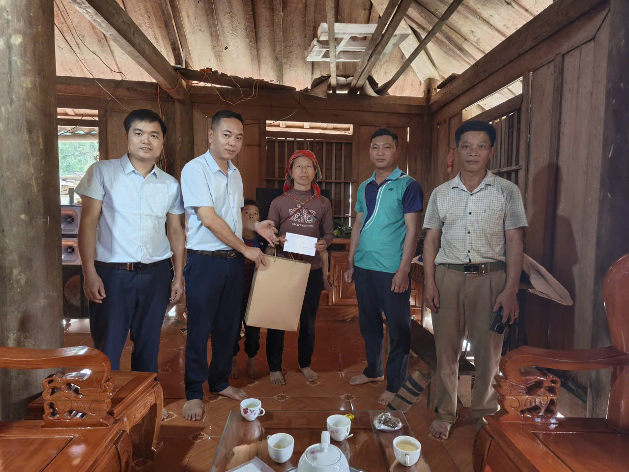 Lãnh đạo UBND xã thăm, tặng quà người khuyết tật nhân ngày 18/4