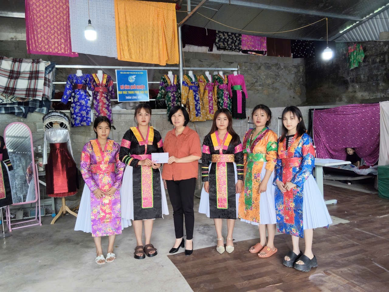 XÃ SÀ PHÌN RA MẮT MÔ HÌNH MAY MẶC TRANG PHỤC DÂN TỘC TẠI THÔN LŨNG HÒA