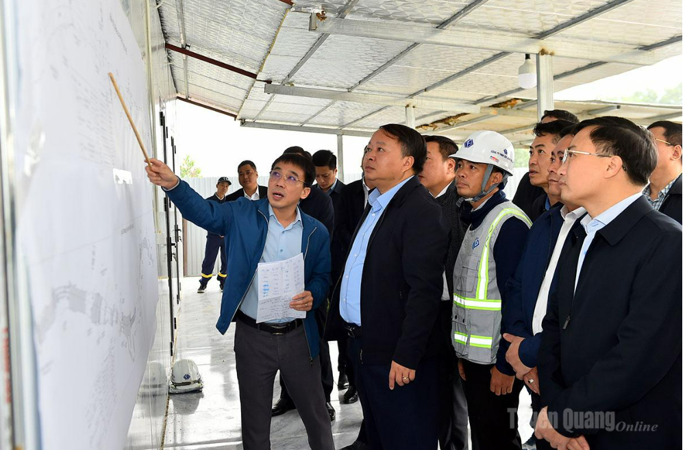 CHỦ TỊCH UBND TỈNH PHAN HUY NGỌC KIỂM TRA TIẾN ĐỘ VÀ ĐỘNG VIÊN CÔNG NHÂN THI CÔNG CAO TỐC TUYÊN QUANG – HÀ GIANG ĐẦU XUÂN