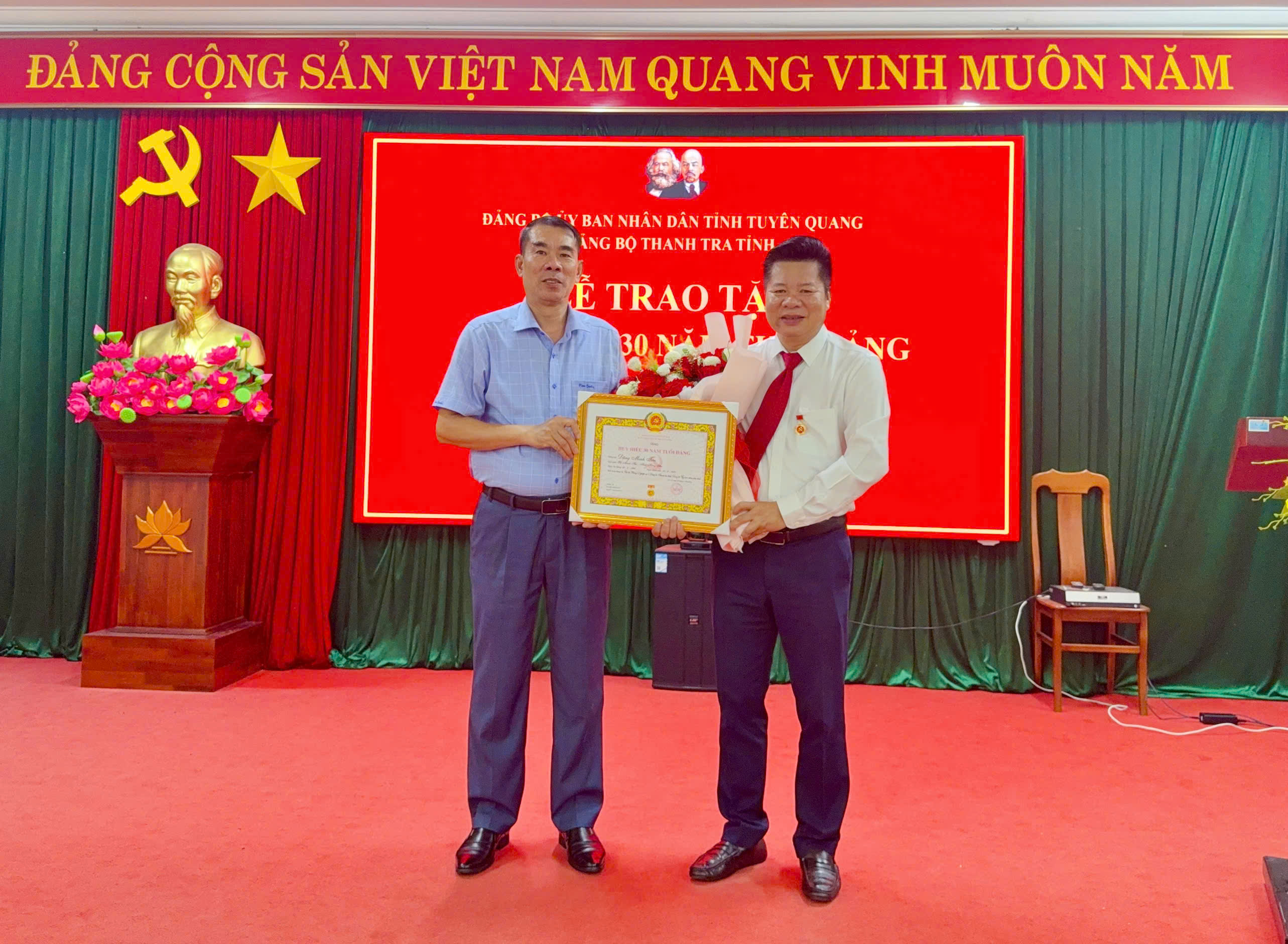 Đảng bộ Thanh tra tỉnh trao tặng Huy hiệu 30 năm tuổi Đảng