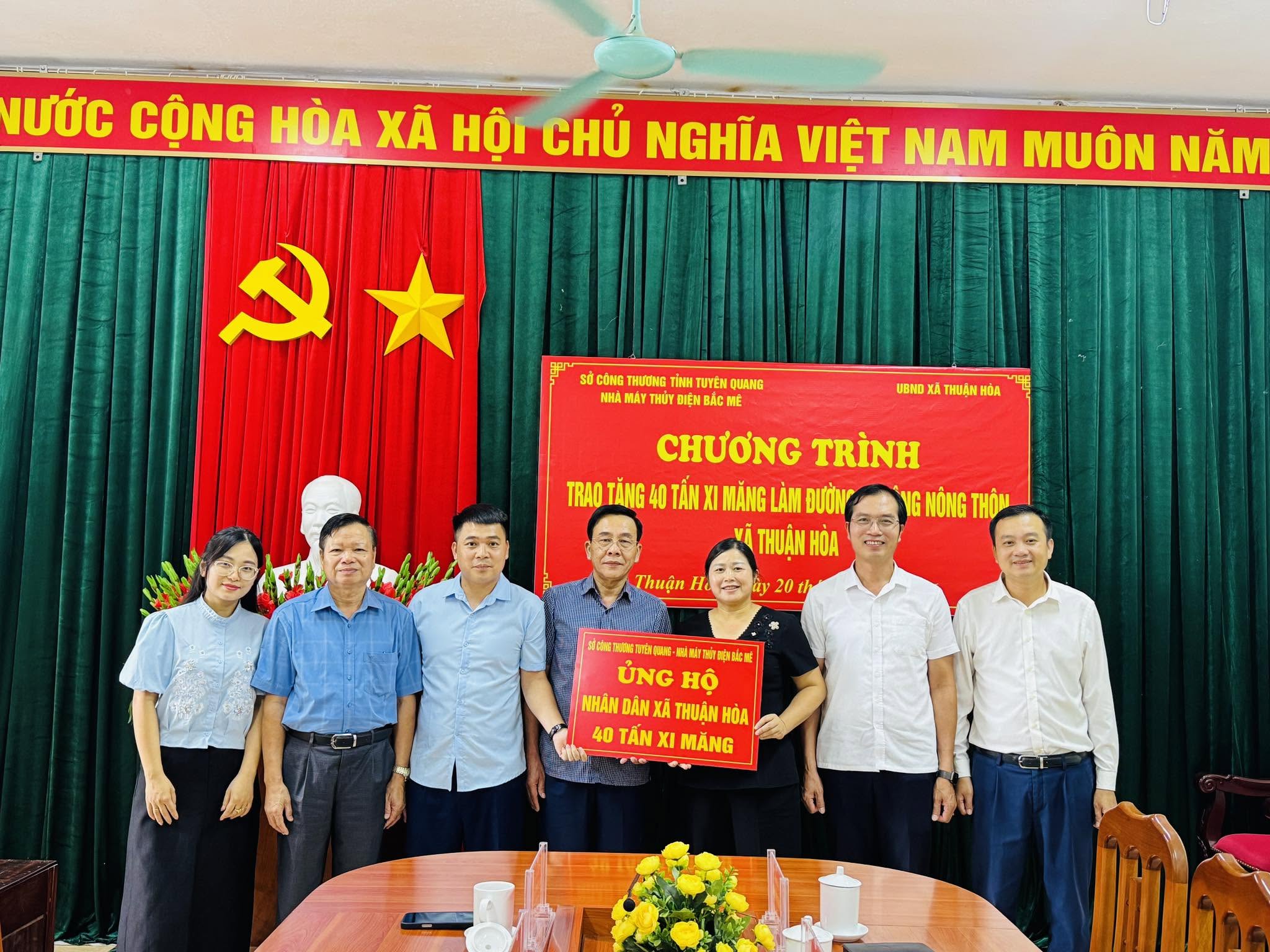 Sở Công Thương trao tặng 40 tấn xi măng hỗ trợ xã Thuận Hòa làm đường