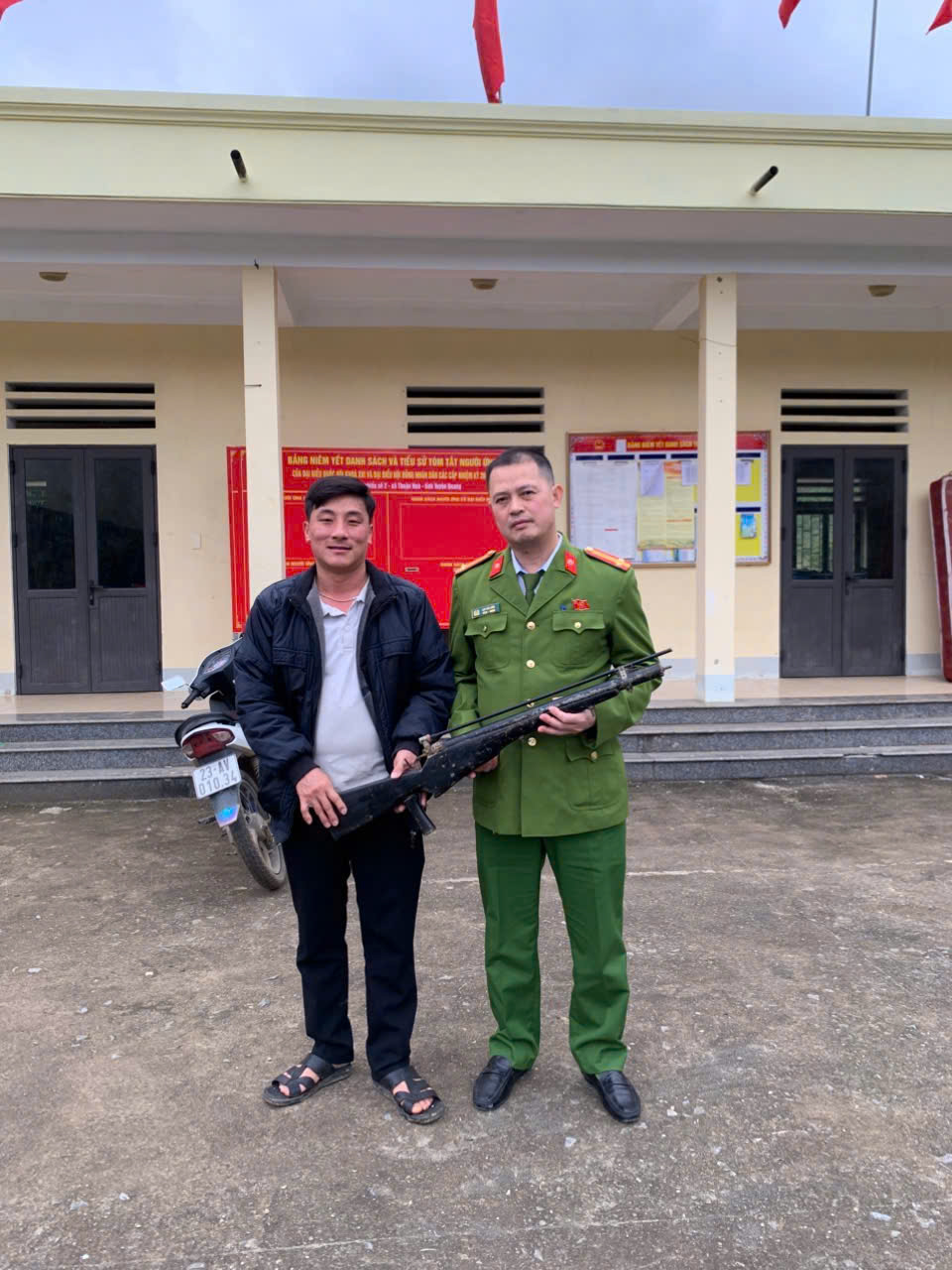 CÔNG AN XÃ THUẬN HÒA TIẾP TỤC THỰC HIỆN CÓ HIỆU QUẢ CÔNG TÁC VẬN ĐỘNG TOÀN DÂN GIAO NỘP VŨ KHÍ, VẬT LIỆU NỔ, CÔNG CỤ HỖ TRỢ VÀ PHÁO