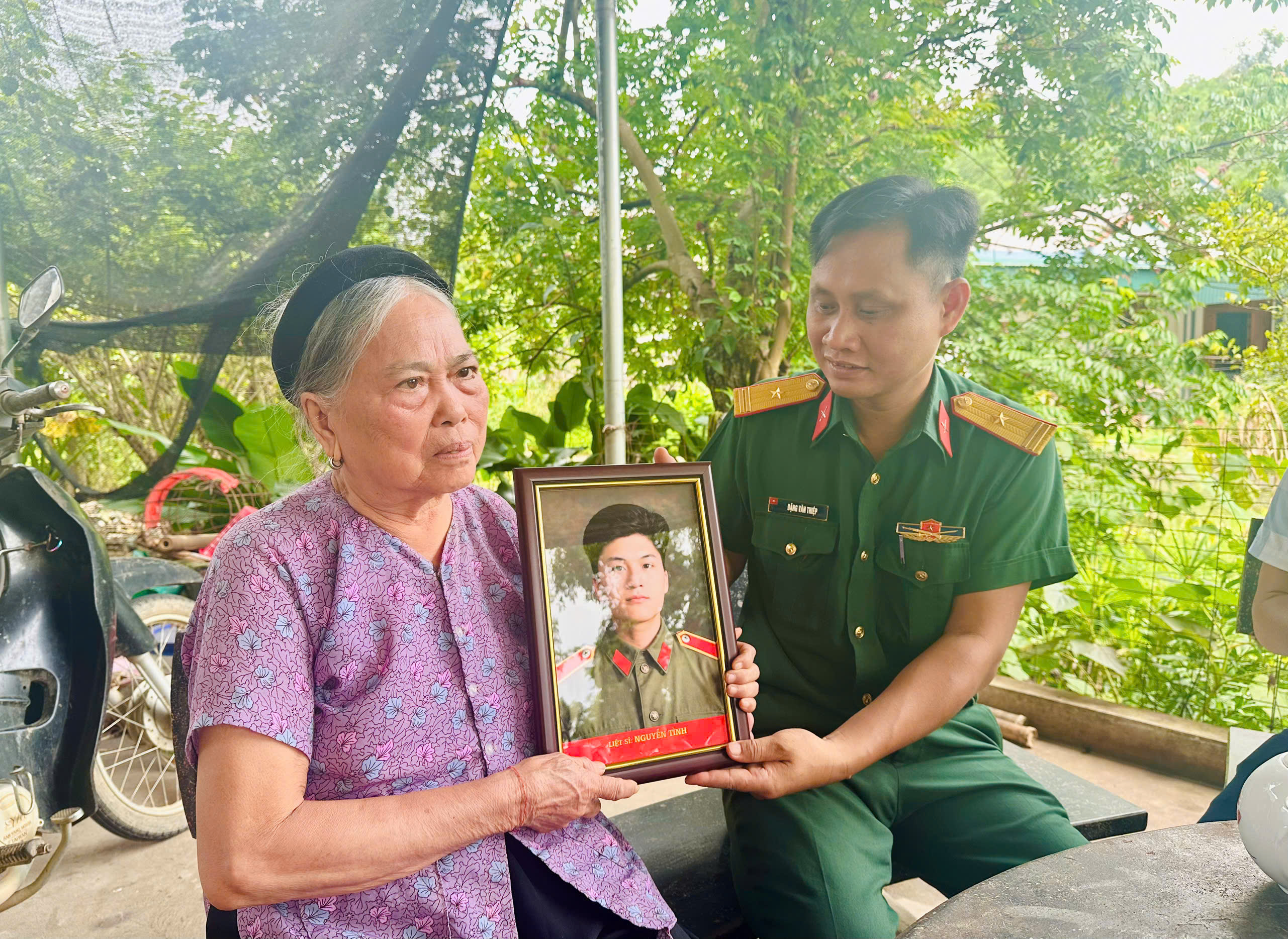 Ban Chỉ huy Quân sự xã Minh Thanh thăm hỏi, trao tặng di ảnh liệt sĩ cho các gia đình liệt sĩ