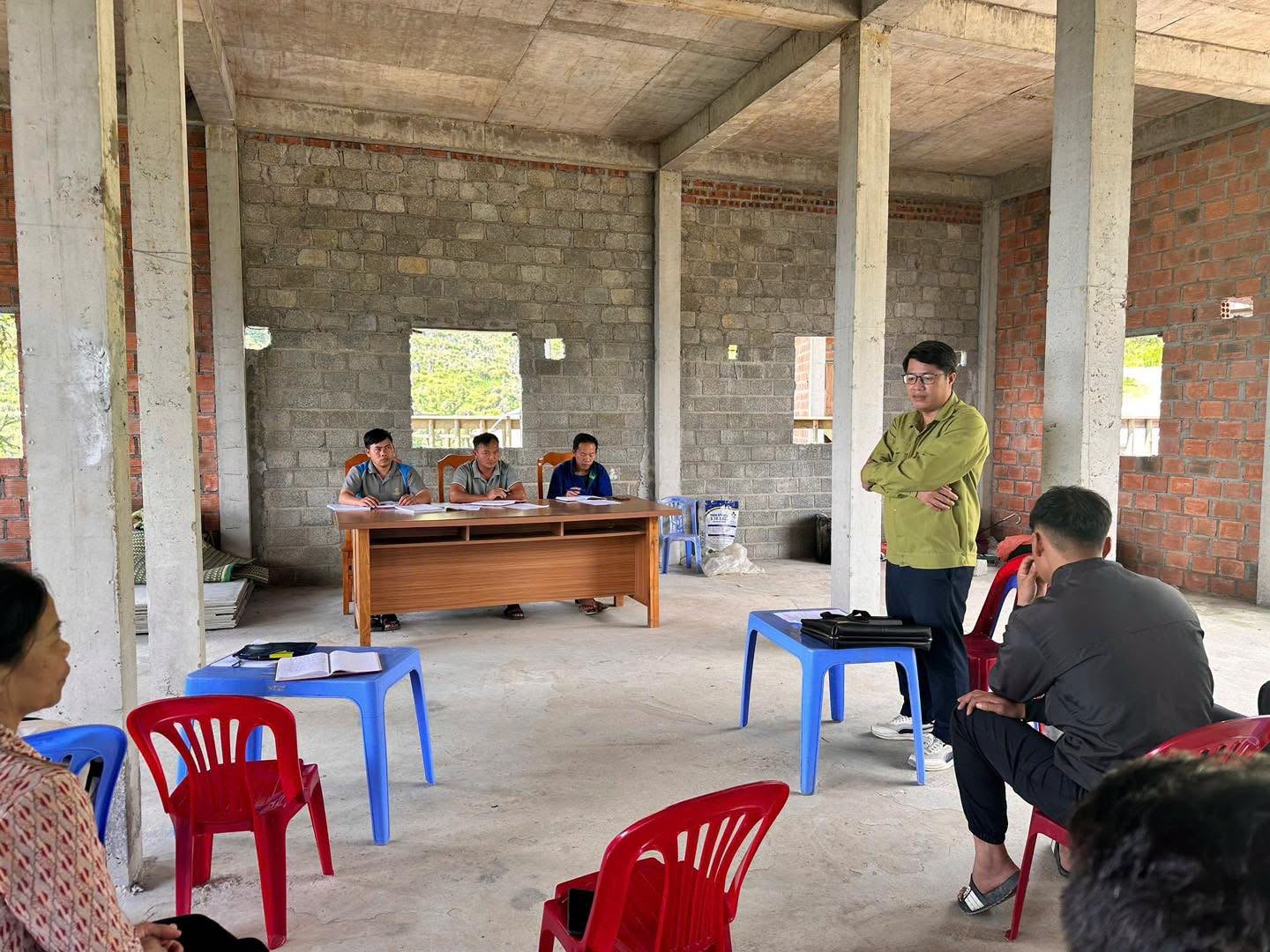ĐỒNG CHÍ LÊ QUANG ĐIỆP, CHỦ NHIỆM ỦY BAN KIỂM TRA ĐẢNG ỦY XÃ DỰ SINH HOẠT CHI BỘ TẠI THÔN XÍN CHẢI VÀ THÔN LAO XÌ LỦNG