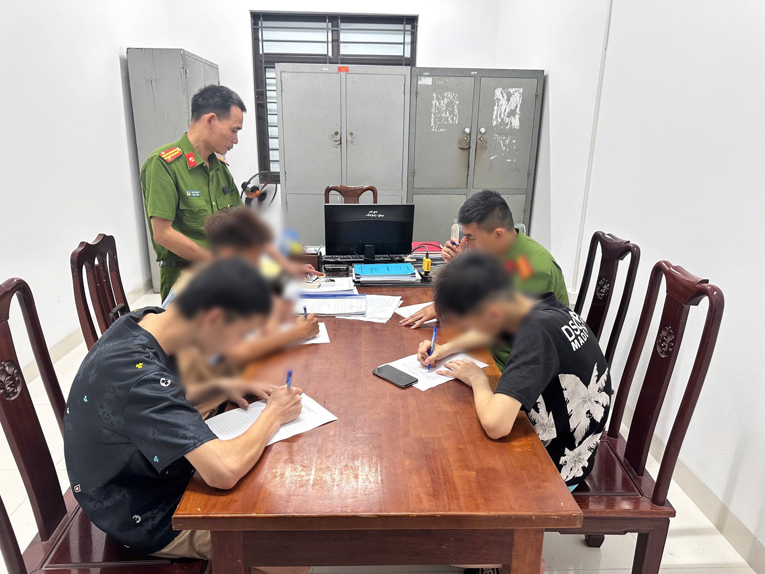 CÔNG AN PHƯỜNG MINH XUÂN XỬ LÝ NHÓM THIẾU NIÊN BỐC ĐẦU XE ĐẠP