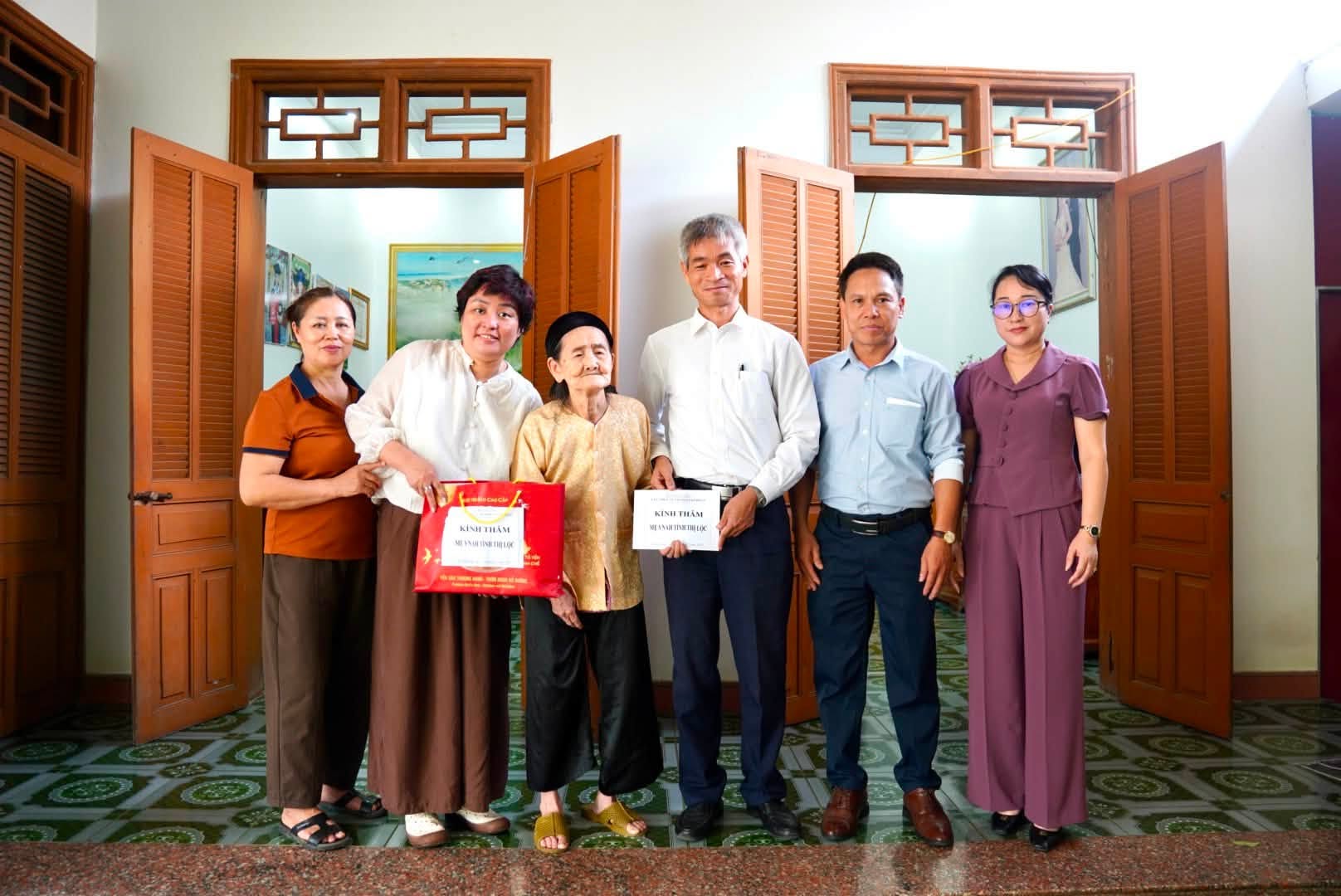 Đoàn công tác Bộ Ngoại giao thăm, tặng quà Mẹ Việt Nam anh hùng Tình Thị Lộc