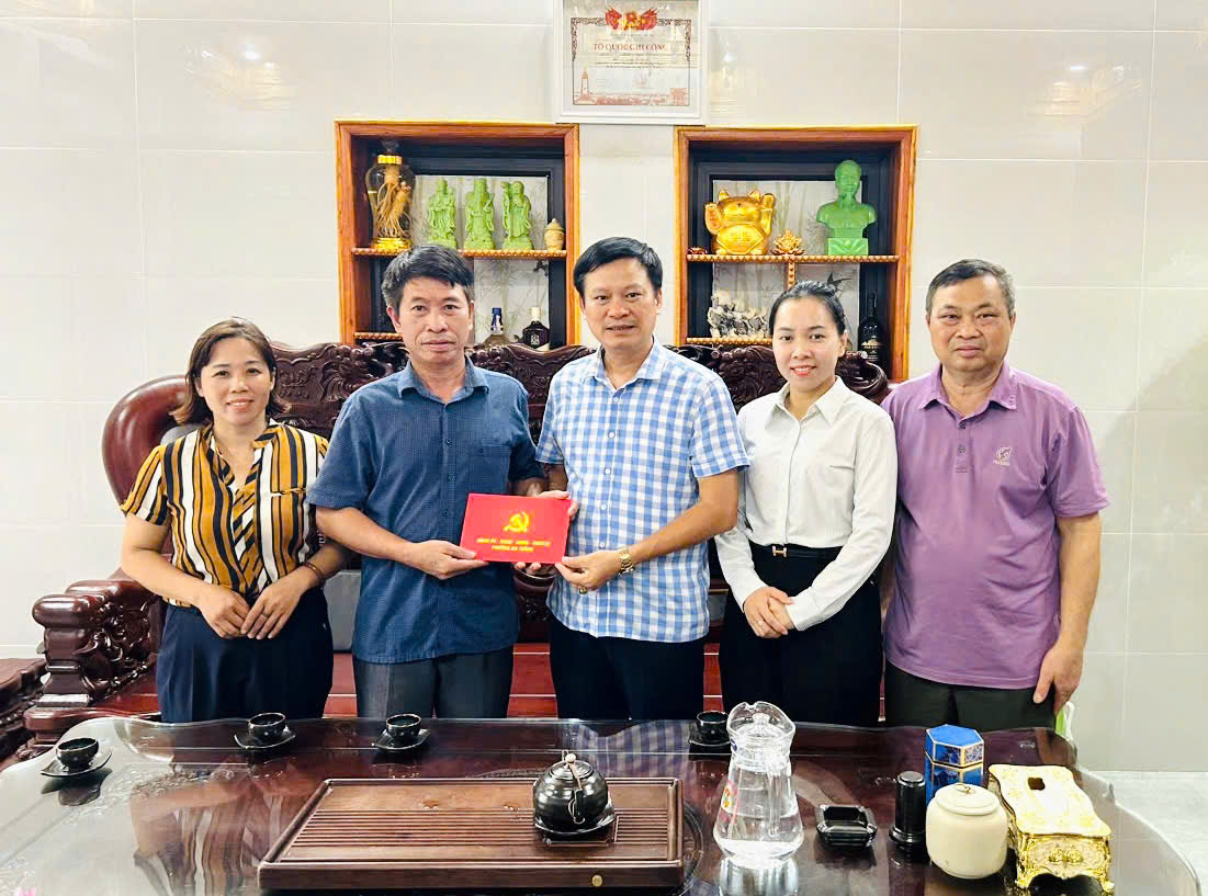 Đồng chí Đào Quang Hậu, Ủy viên Ban Thường vụ, Phó Chủ tịch HĐND phường thăm, tặng quà, chúc mừng người có uy tín, chức sắc, chức việc nhân dịp Quốc khánh 2/9