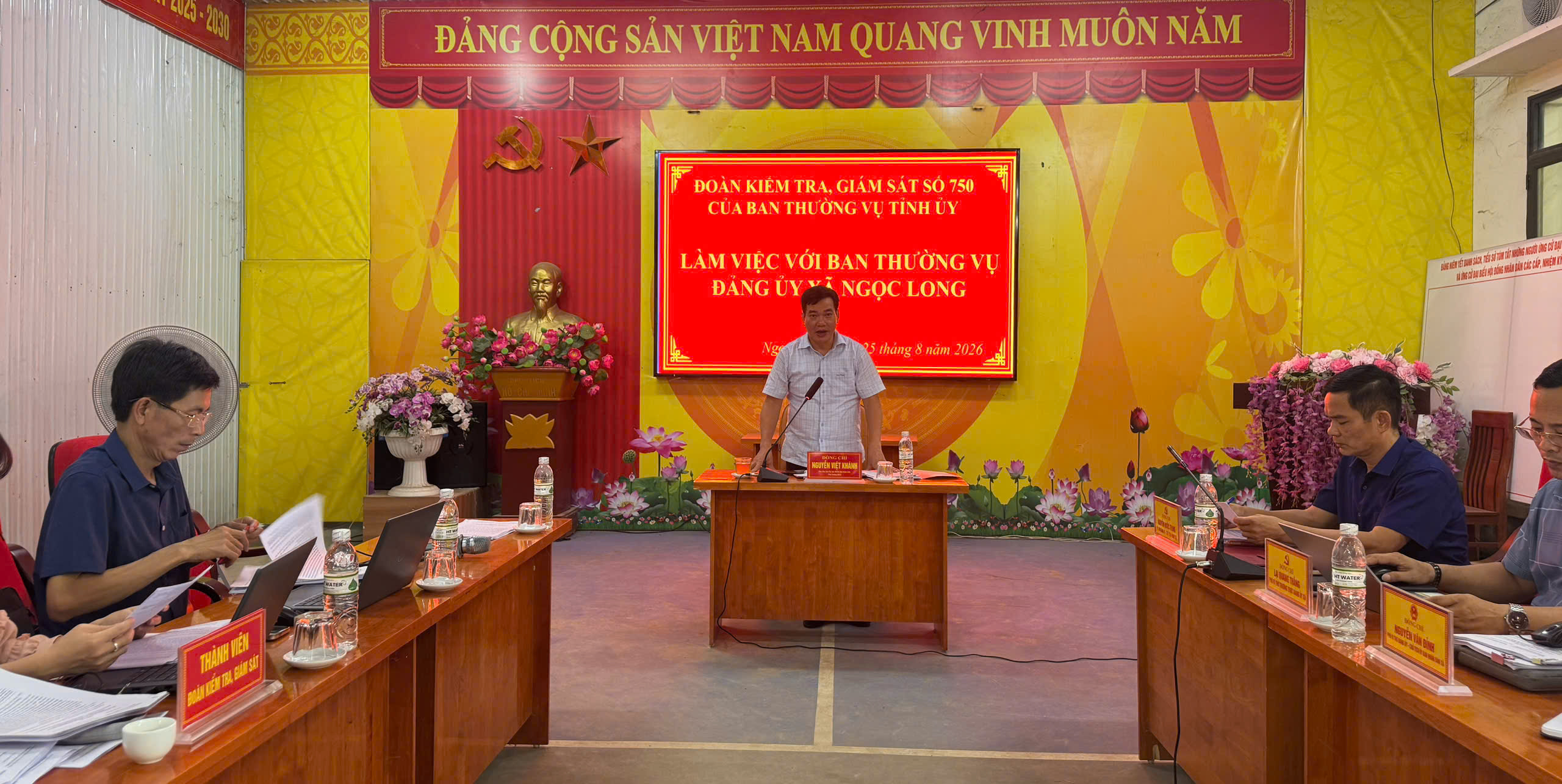 ĐOÀN KIỂM TRA, GIÁM SÁT CỦA BAN THƯỜNG VỤ TỈNH ỦY LÀM VIỆC VỚI BAN THƯỜNG VỤ ĐẢNG ỦY XÃ NGỌC LONG