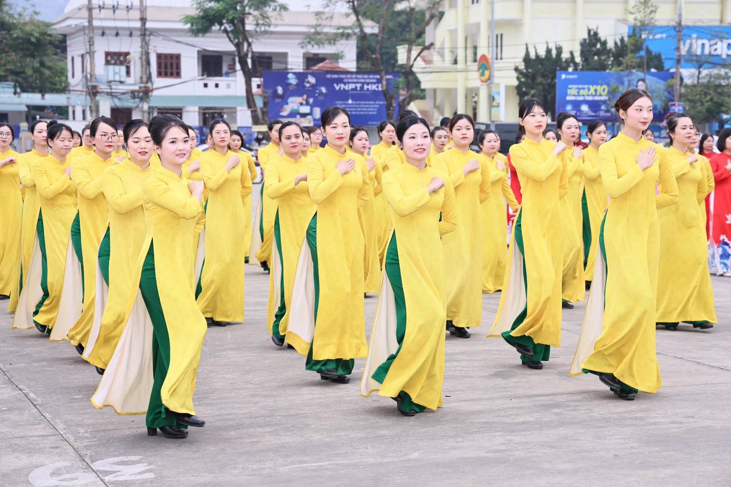 PHỤ NỮ CÔNG AN TUYÊN QUANG RẠNG RỠ TRONG MÀN ĐỒNG DIỄN ÁO DÀI 