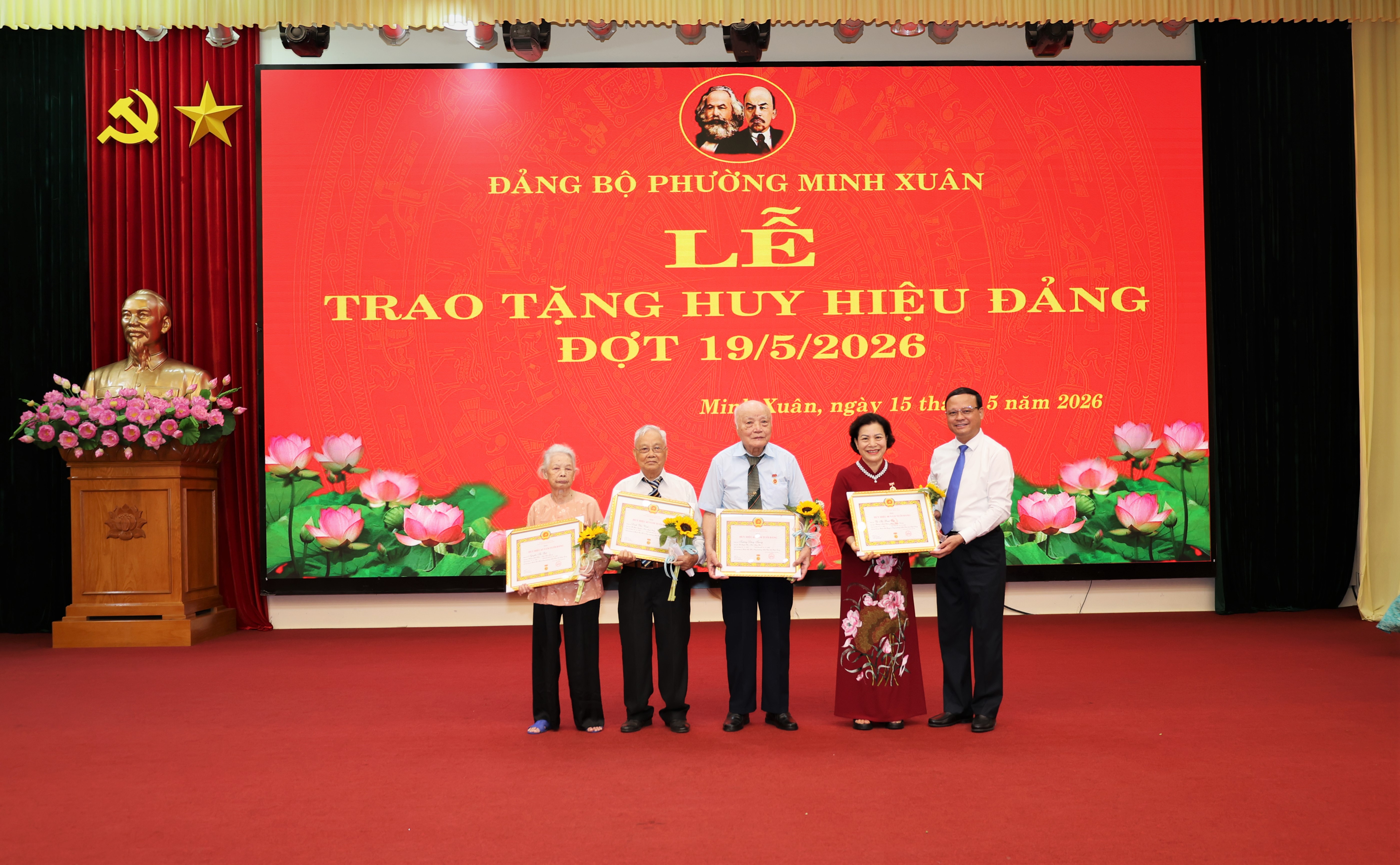 Đảng bộ phường Minh Xuân trao tặng huy hiệu đảng đợt 19/5/2026