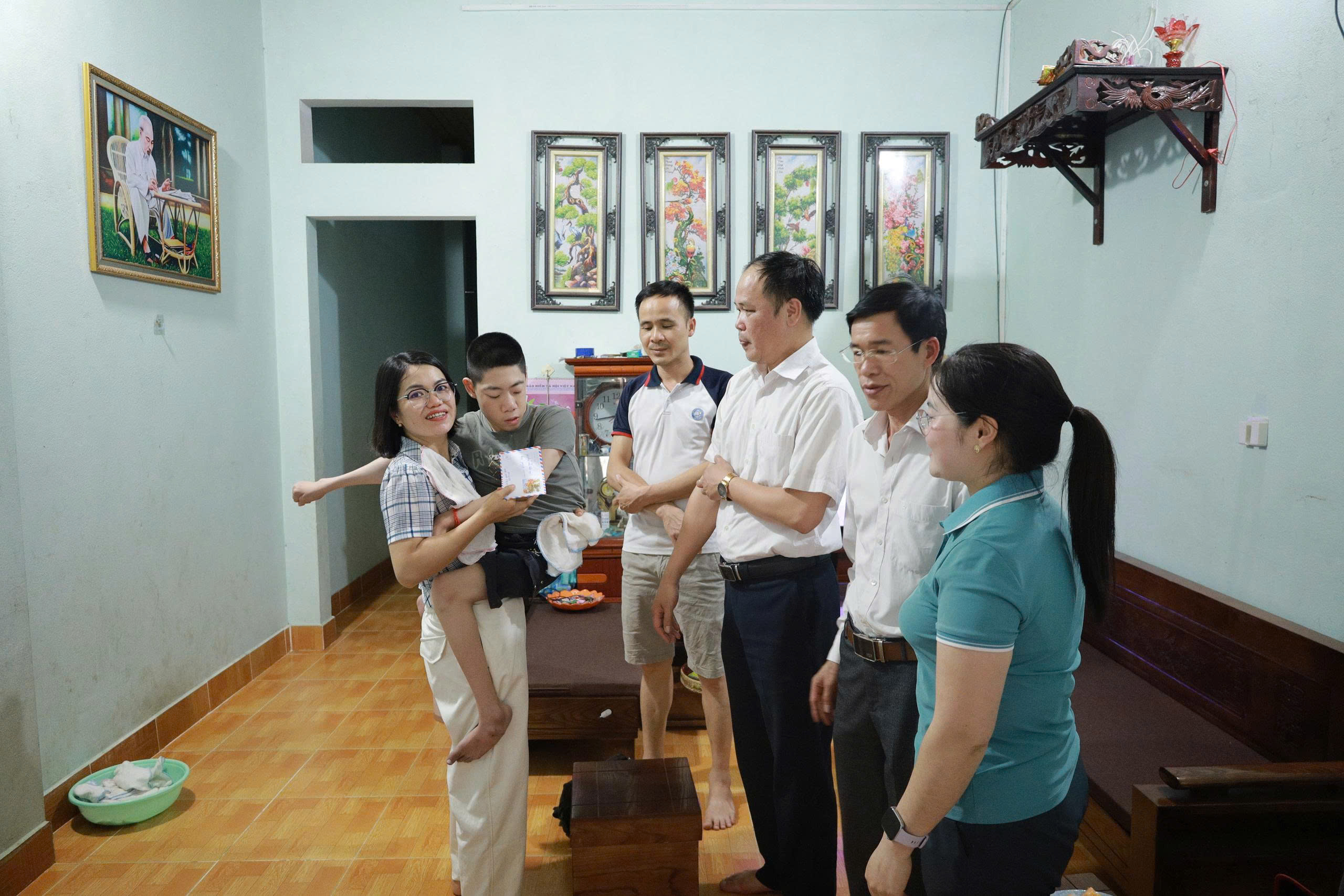 Phó Chủ tịch UBND xã Đàm Đức Phương thăm và tặng quà người khuyết tật 