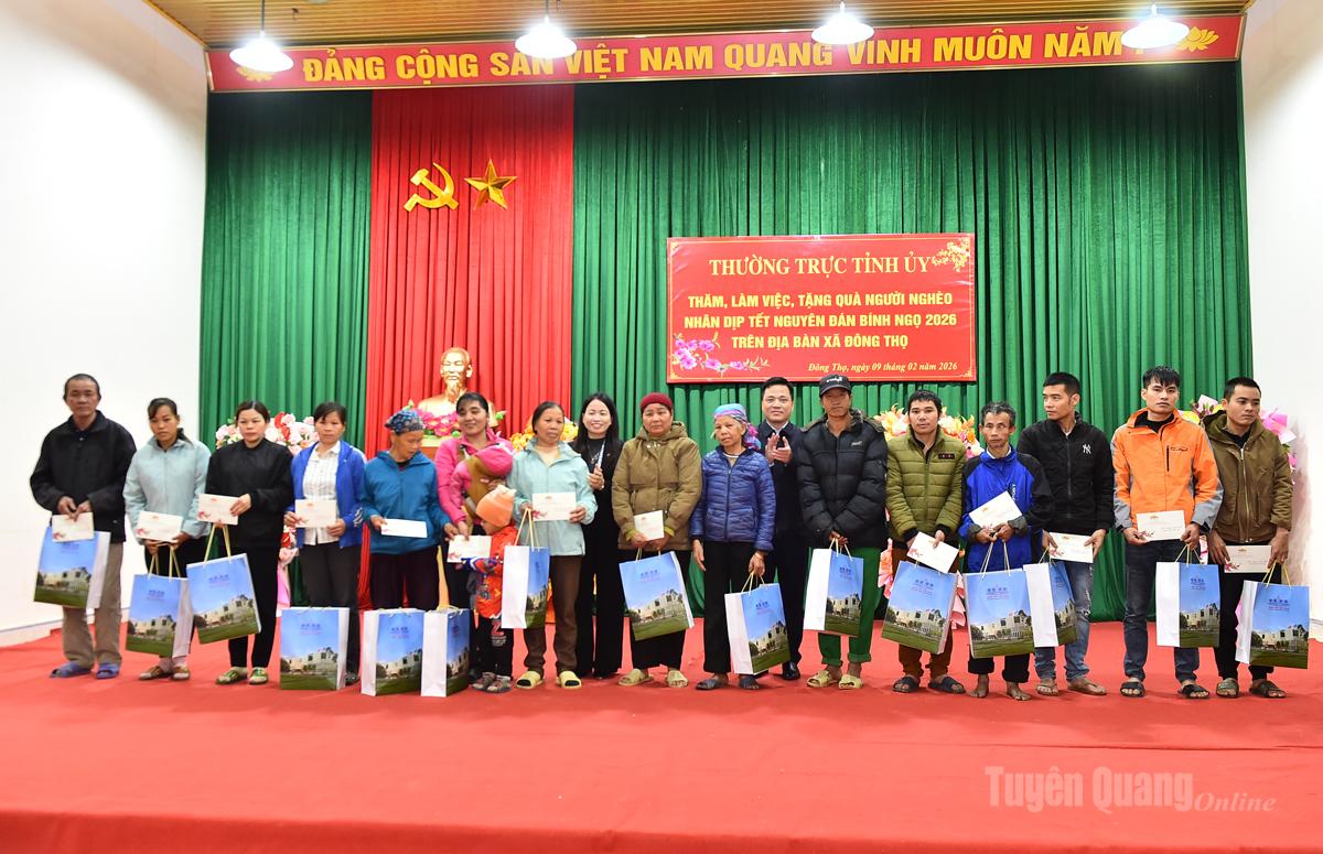 pho-bi-thu-thuong-truc-tinh-uy-le-thi-kim-dung-lam-viec-voi-xa-dong-tho-chuc-tet-va-tang-qua-cac-ho-ngheo-6_20260209155352.jpg