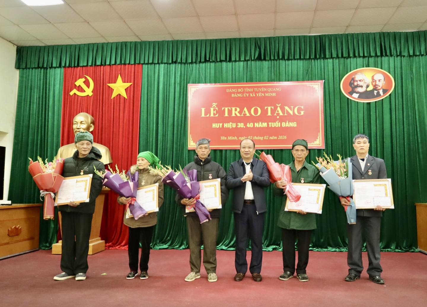 YÊN MINH TỔ CHỨC LỄ TRAO TẶNG HUY HIỆU ĐẢNG ĐỢT 03/02 