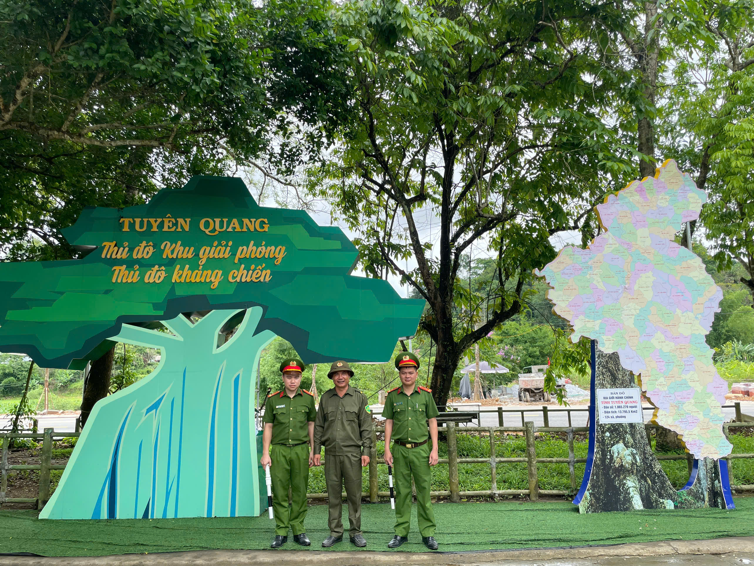 BẢO VỆ TUYỆT ĐỐI AN TOÀN CÁC ĐOÀN CÔNG TÁC CỦA LÃNH ĐẠO ĐẢNG, NHÀ NƯỚC, LÃNH ĐẠO TỈNH ĐẾN THĂM VÀ LÀM VIỆC TẠI ĐỊA PHƯƠNG