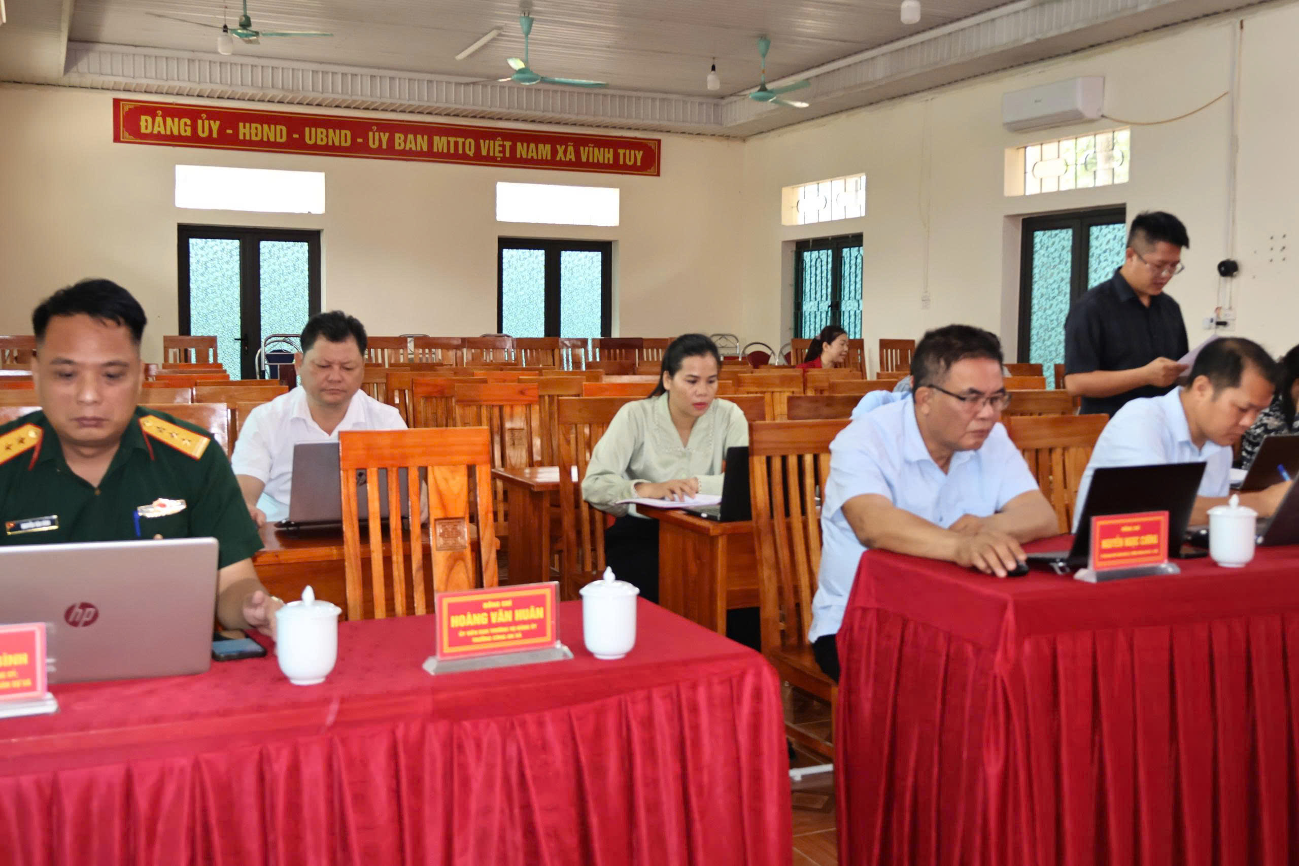 Phi&ecirc;n họp UBND tuần 31 Duy.jpg