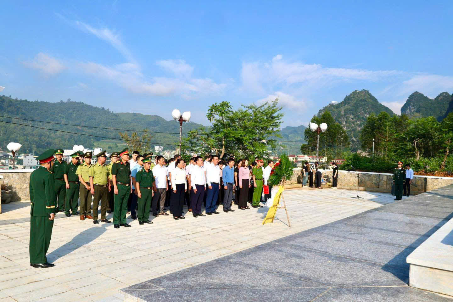 Đoàn đại biểu xã Đồng Văn dâng hương, viếng Nghĩa trang Liệt sĩ Đồng Văn