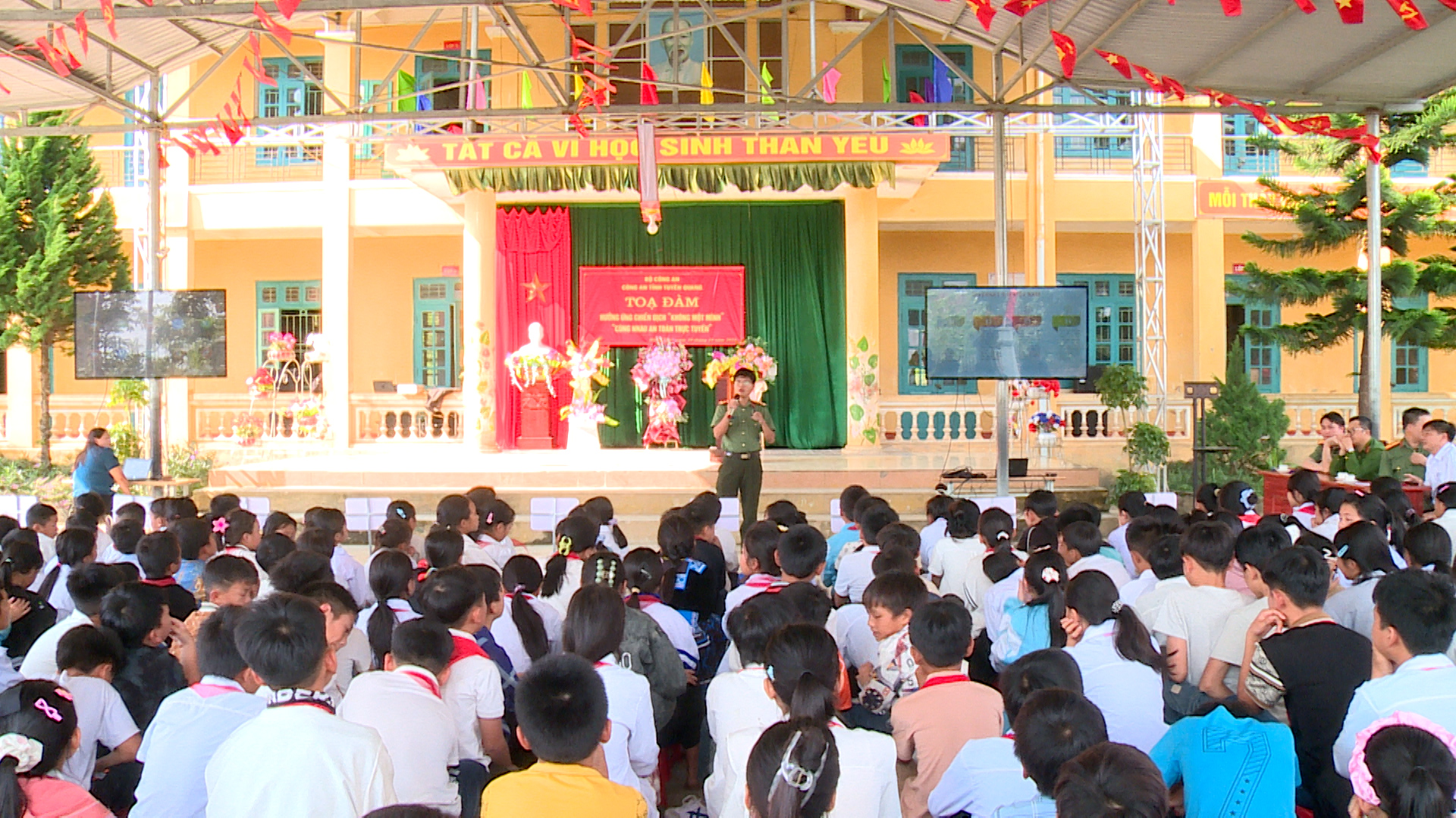 Tuyên truyền hưởng ứng chiến dịch “Không một mình – Cùng nhau an toàn trực tuyến”
