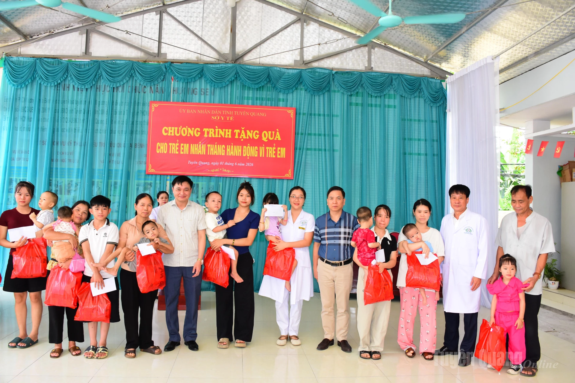 Phó Chủ tịch UBND tỉnh Đỗ Anh Tuấn trao quà cho các bệnh nhi đang điều trị tại Bệnh viện Phục hồi chức năng Hương Sen