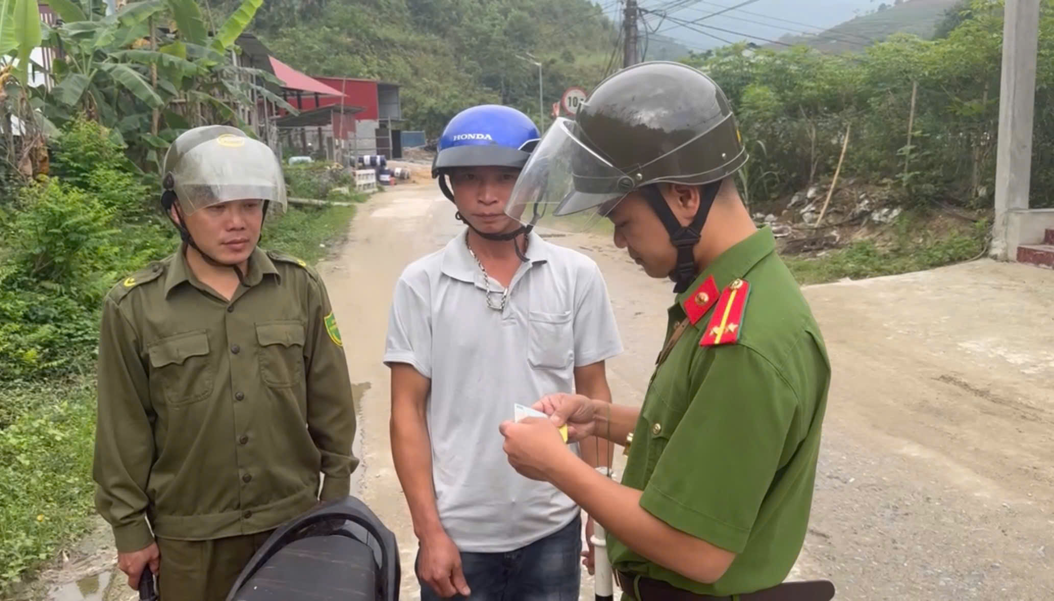 CÔNG AN XÃ CAO BỒ BẢO ĐẢM TRẬT TỰ AN TOÀN GIAO THÔNG TRÊN ĐỊA BÀN