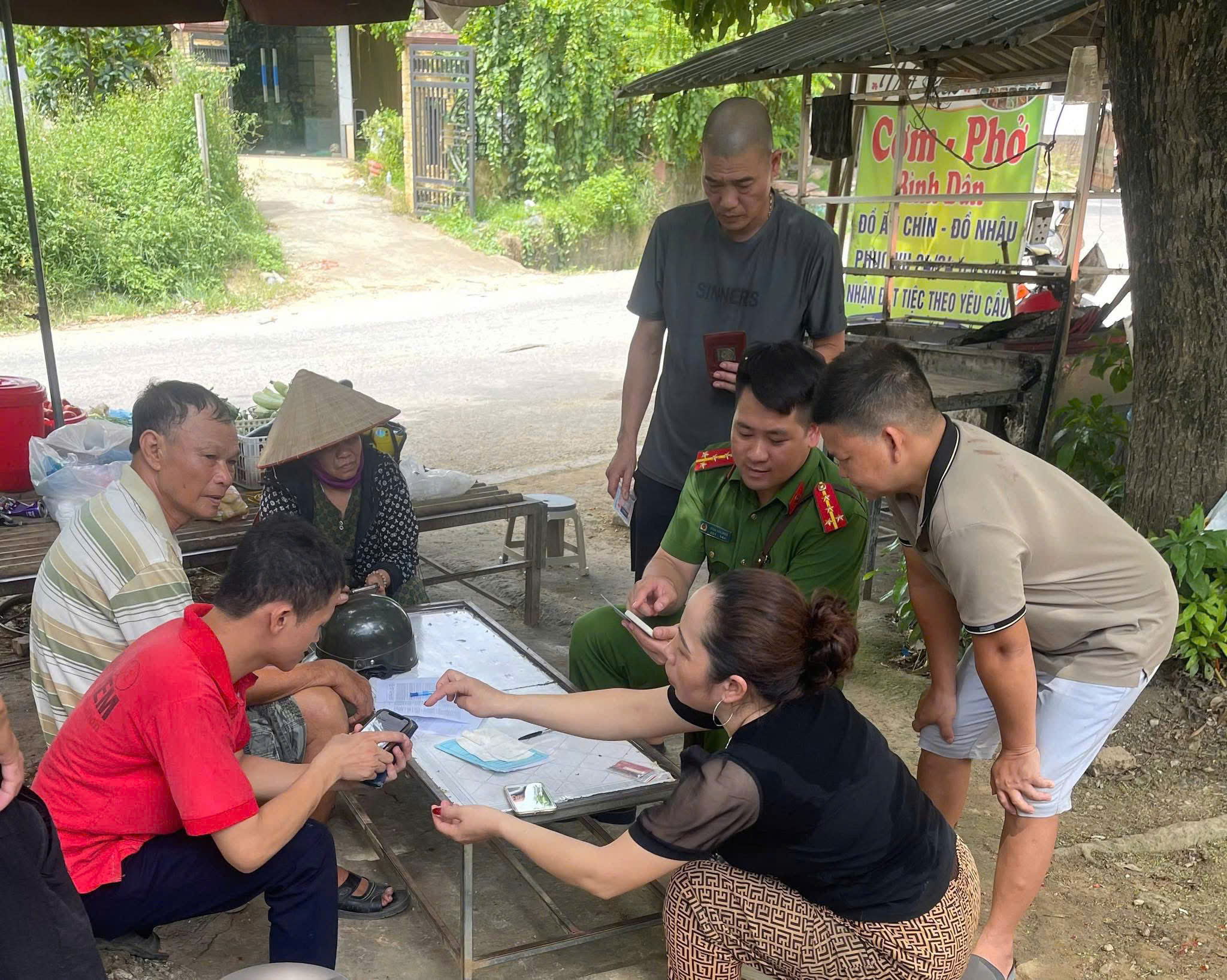 CÔNG AN XÃ XUÂN VÂN - CHUNG TAY THỰC HIỆN ĐỀ ÁN 06 VÌ LỢI ÍCH CỦA NGƯỜI DÂN