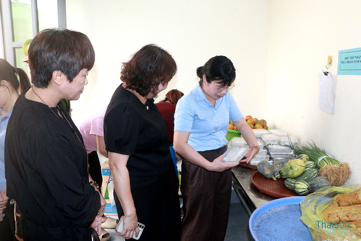 Lãnh đạo UBND xã Thái Sơn kiểm tra công tác tổ chức bữa ăn bán trú tại các trường mầm non trên địa bàn