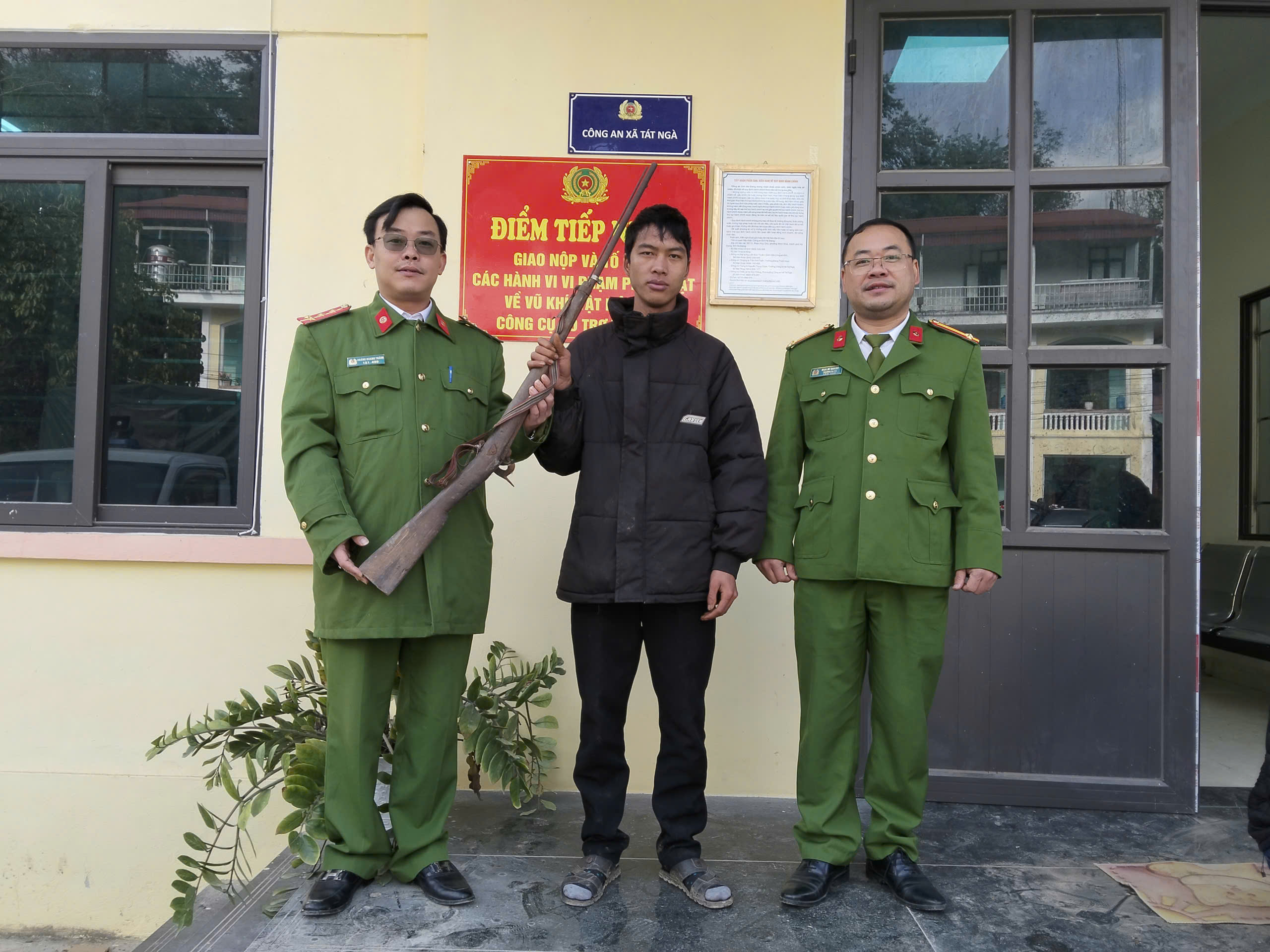 Công an xã Tát Ngà tiếp nhận vũ khí do người dân tự nguyện giao nộp