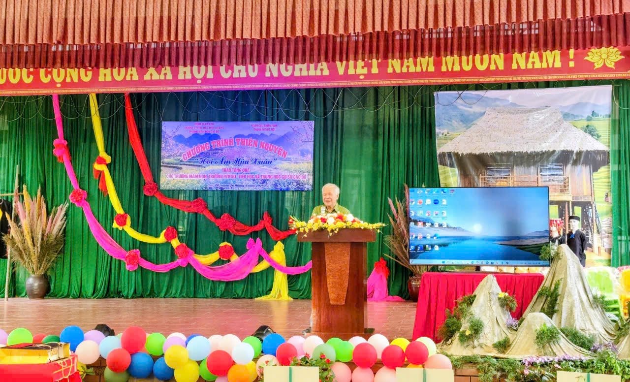 Hội cựu chiến binh phòng không Thành phố Hà Nội nội trao quà tới học sinh xã Cao Bồ