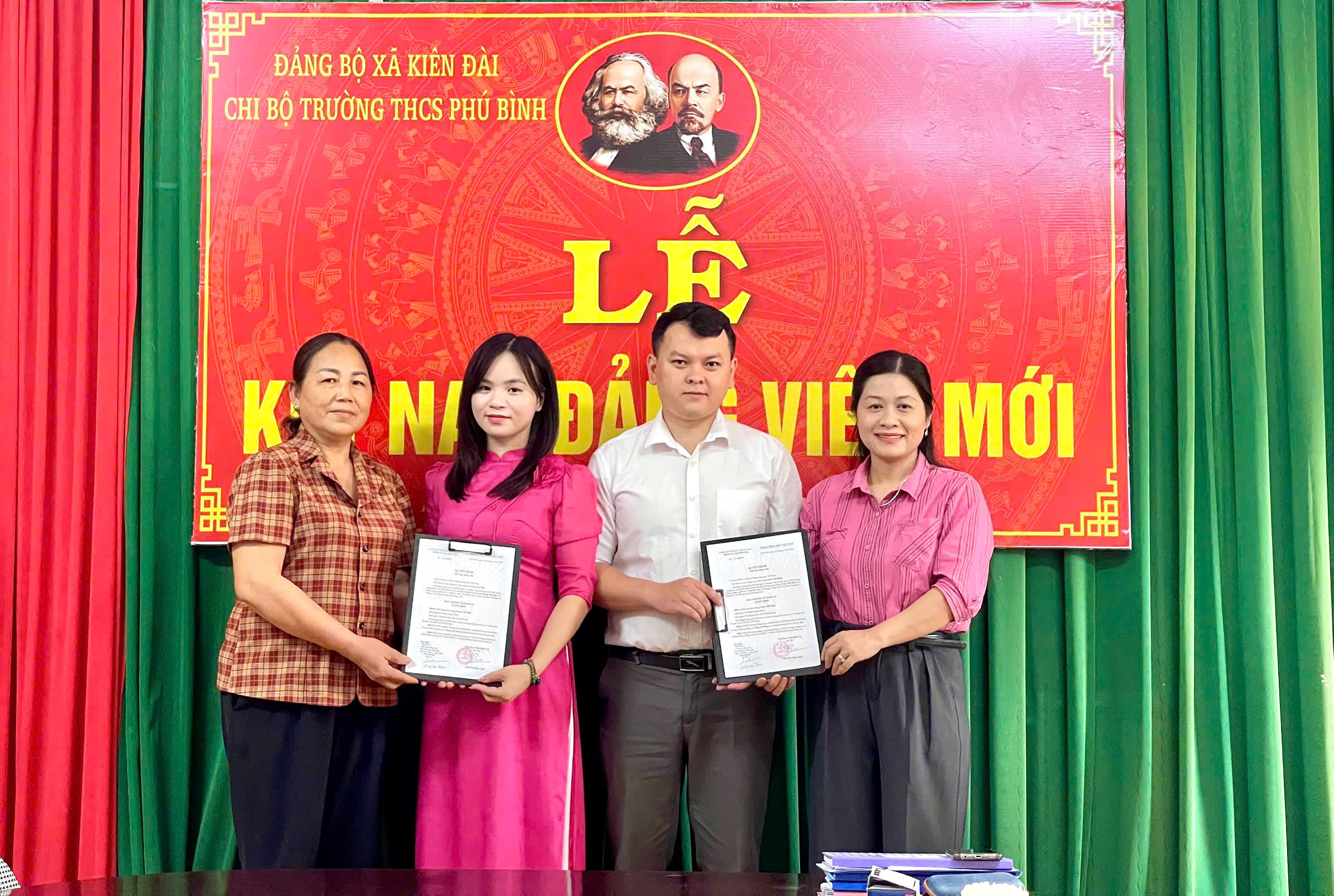 Chi bộ Trường THCS Phú Bình tổ chức Lễ kết nạp cho 02 đảng viên mới.