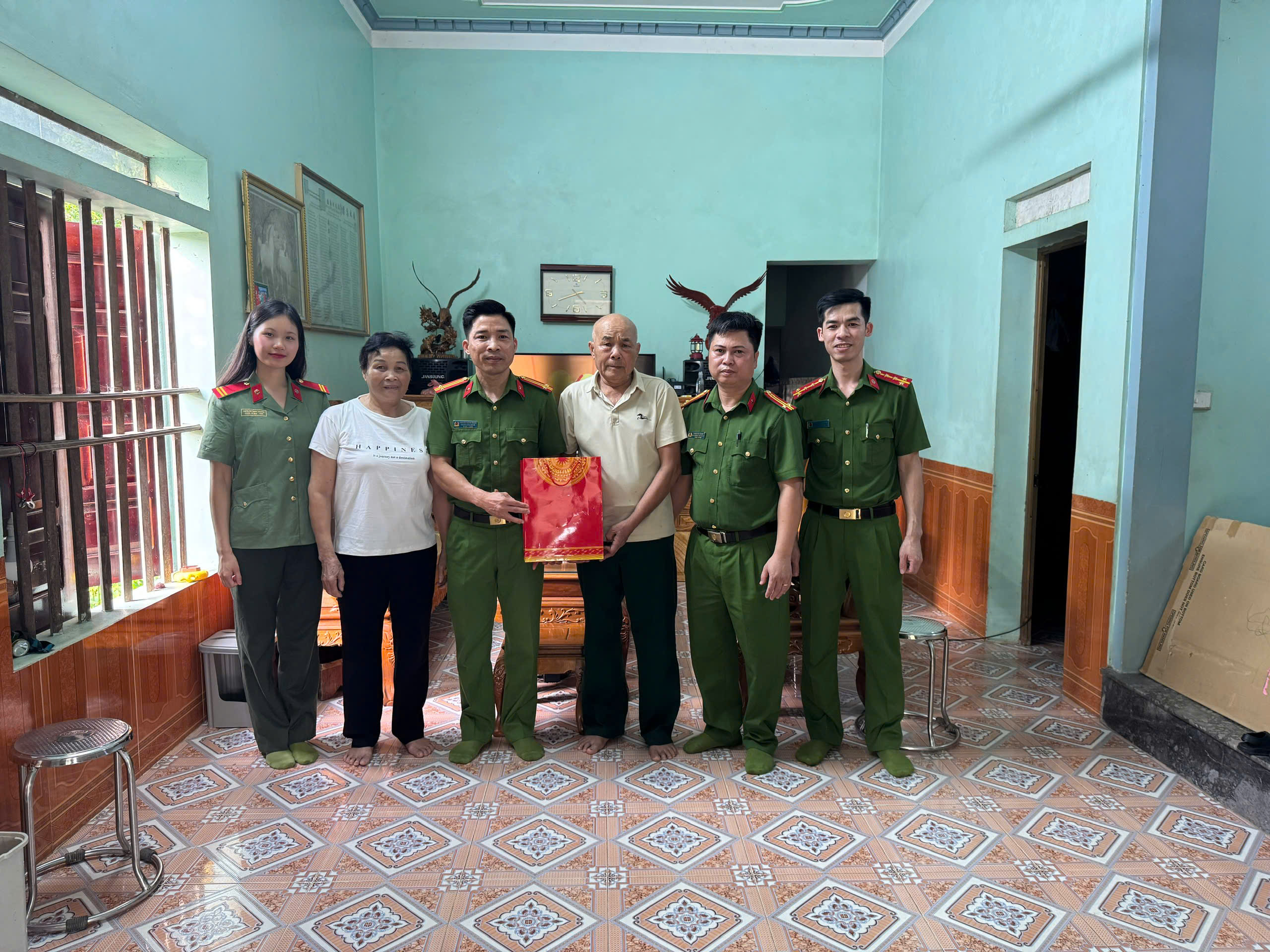 CÔNG AN XÃ THÁI HÒA TỔ CHỨC THĂM HỎI, TRI ÂN GIA ĐÌNH THƯƠNG BINH, LIỆT SĨ VÀ NGƯỜI CÓ CÔNG VỚI CÁCH MẠNG