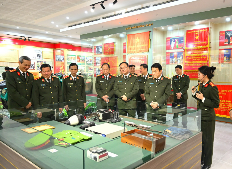 BỘ TRƯỞNG LƯƠNG TAM QUANG LÀM VIỆC VỚI CÔNG AN TỈNH QUẢNG NINH