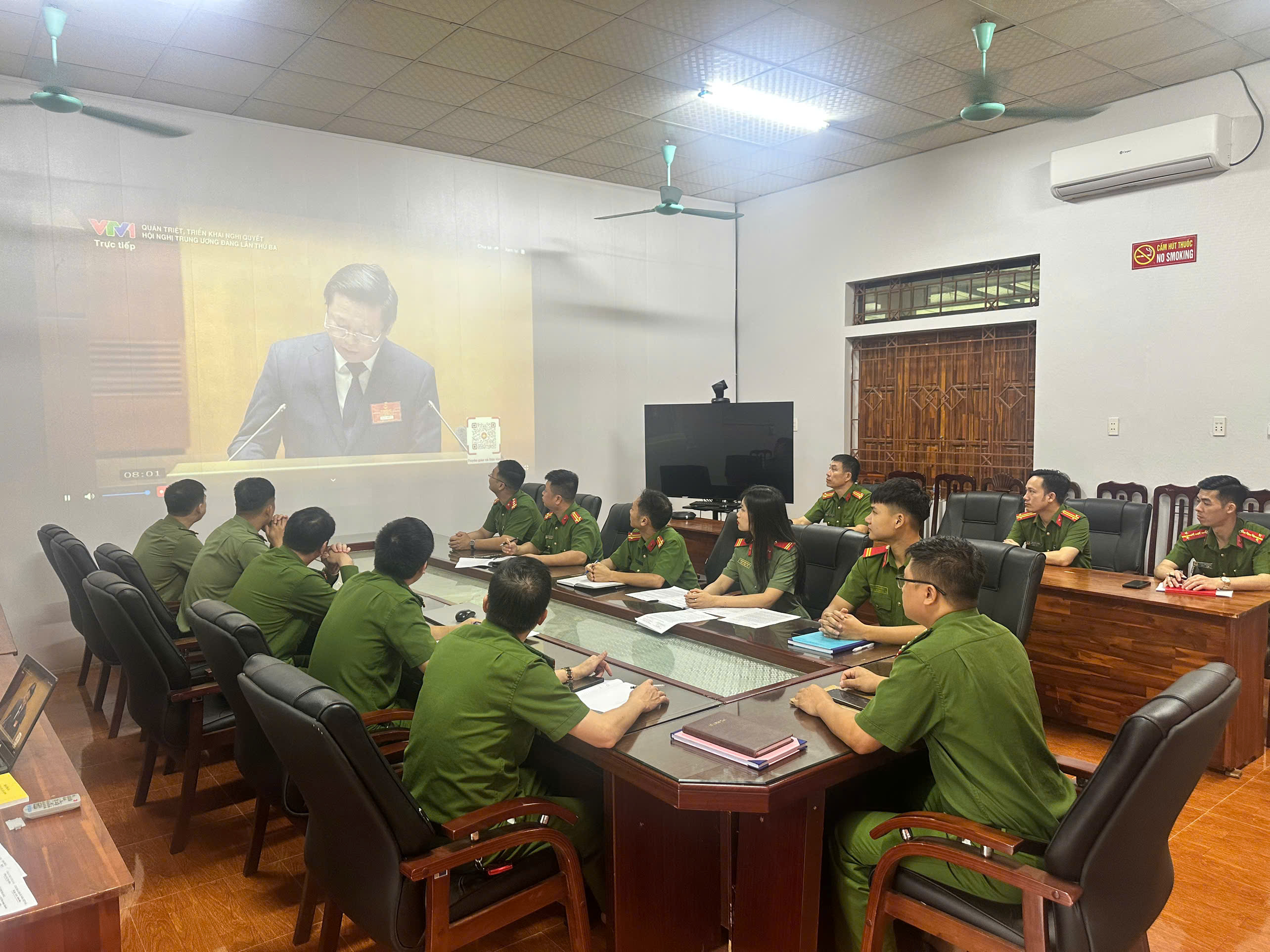 CÔNG AN XÃ THÁI HÒA TỔ CHỨC HỘI NGHỊ NGHIÊN CỨU, HỌC TẬP, QUÁN TRIỆT VÀ TRIỂN KHAI THỰC HIỆN NGHỊ QUYẾT HỘI NGHỊ LẦN THỨ BA BAN CHẤP HÀNH TRUNG ƯƠNG ĐẢNG KHÓA XIV