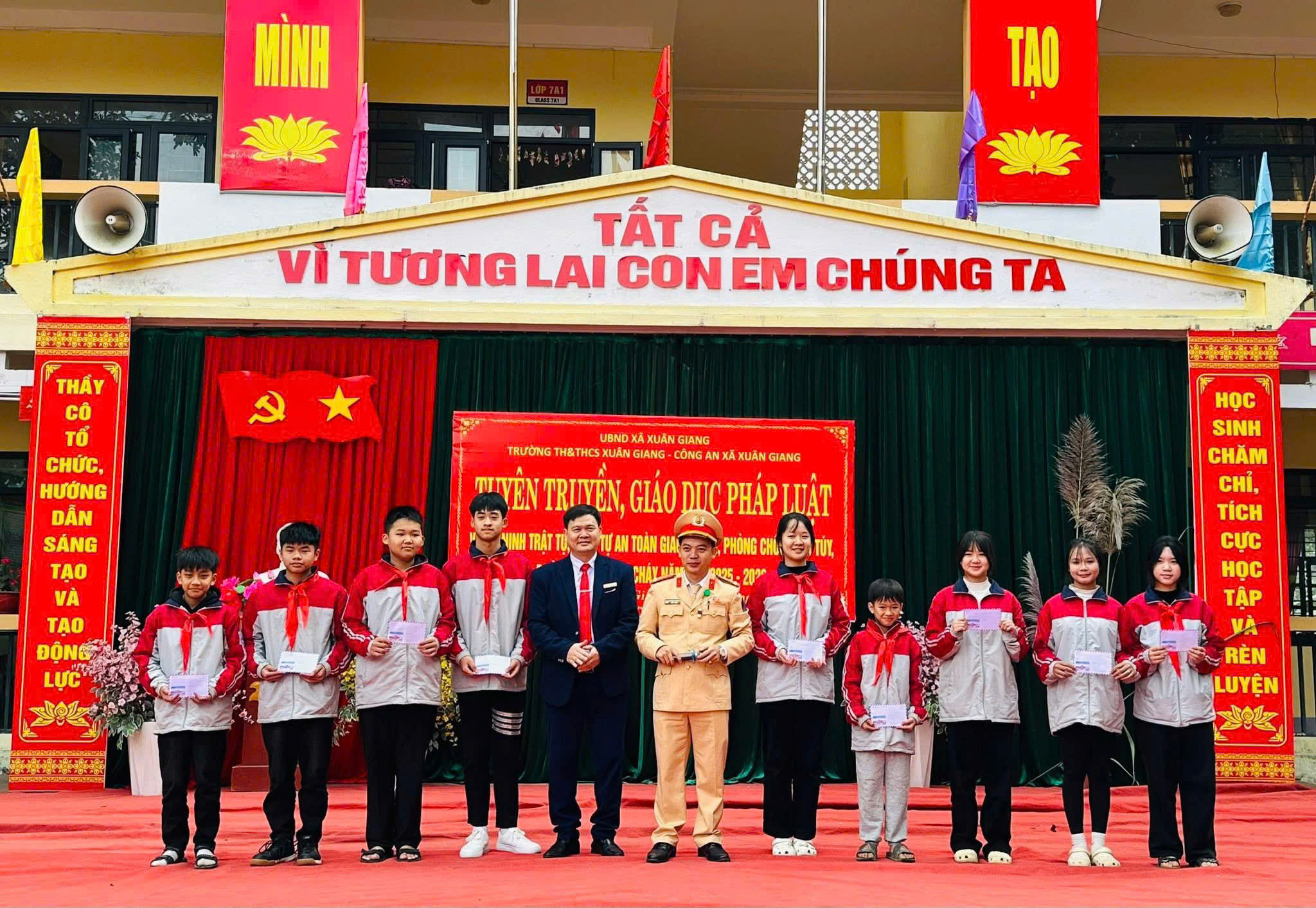 CÔNG AN XÃ XUÂN GIANG TỔ CHỨC TUYÊN TRUYỀN, PHỔ BIẾN GIÁO DỤC PHÁP LUẬT TRONG TRƯỜNG HỌC 