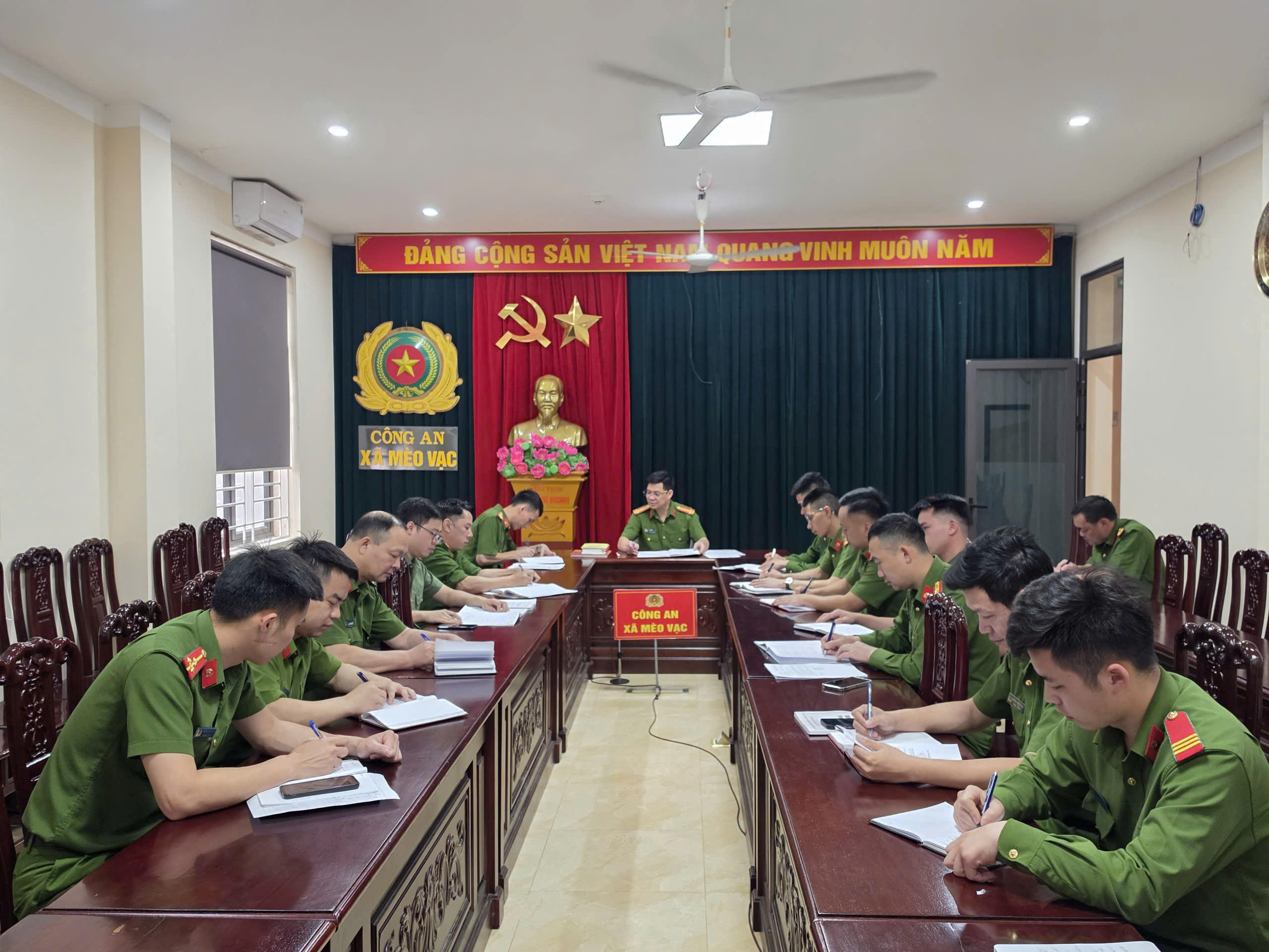 HỌC TẬP TỪ SÁCH, HÀNH ĐỘNG VÌ DÂN 