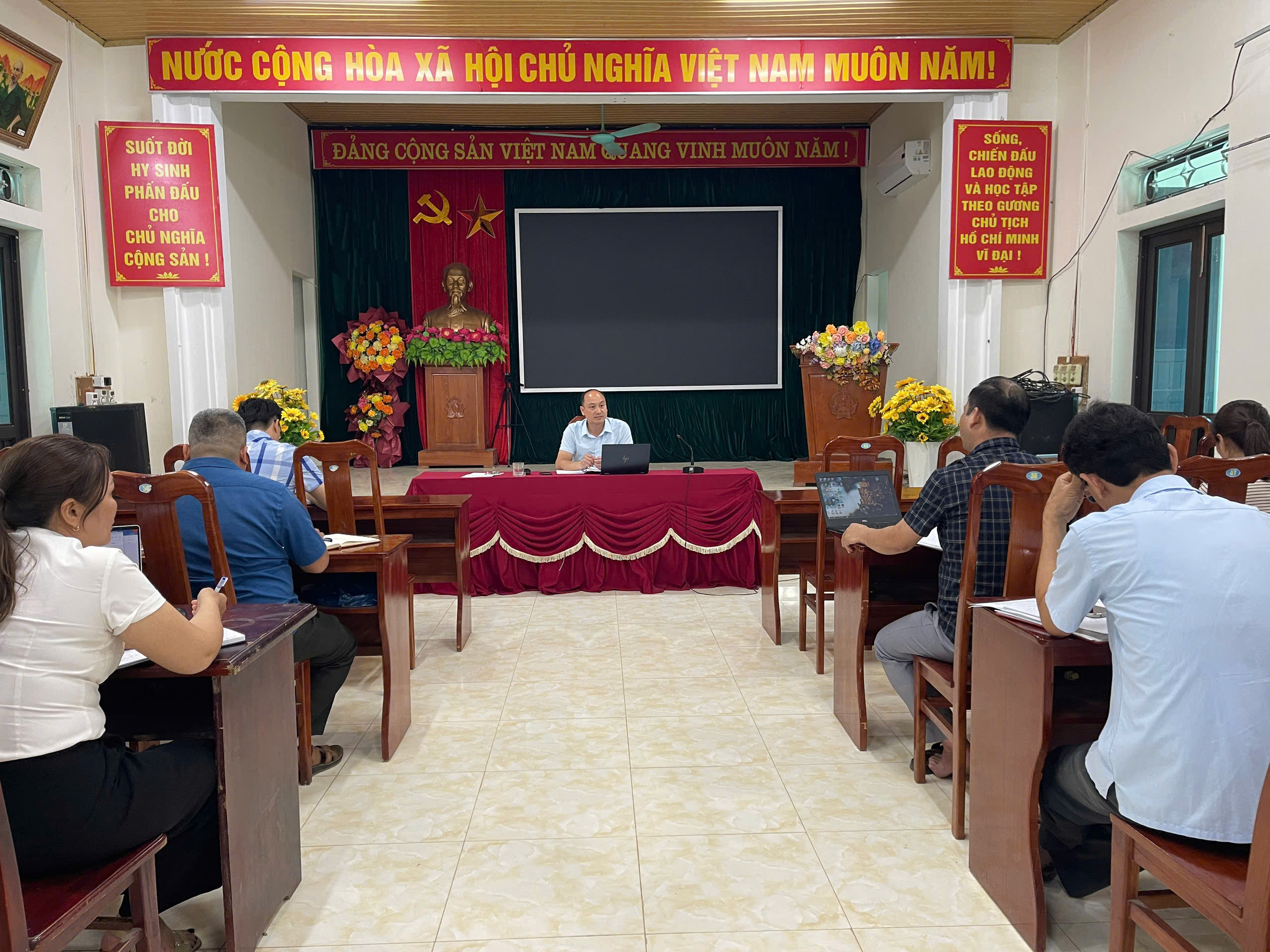 Đồng chí Chủ tịch UBND xã làm việc với Phòng kinh tế và Trung tâm Dịch vụ công xã